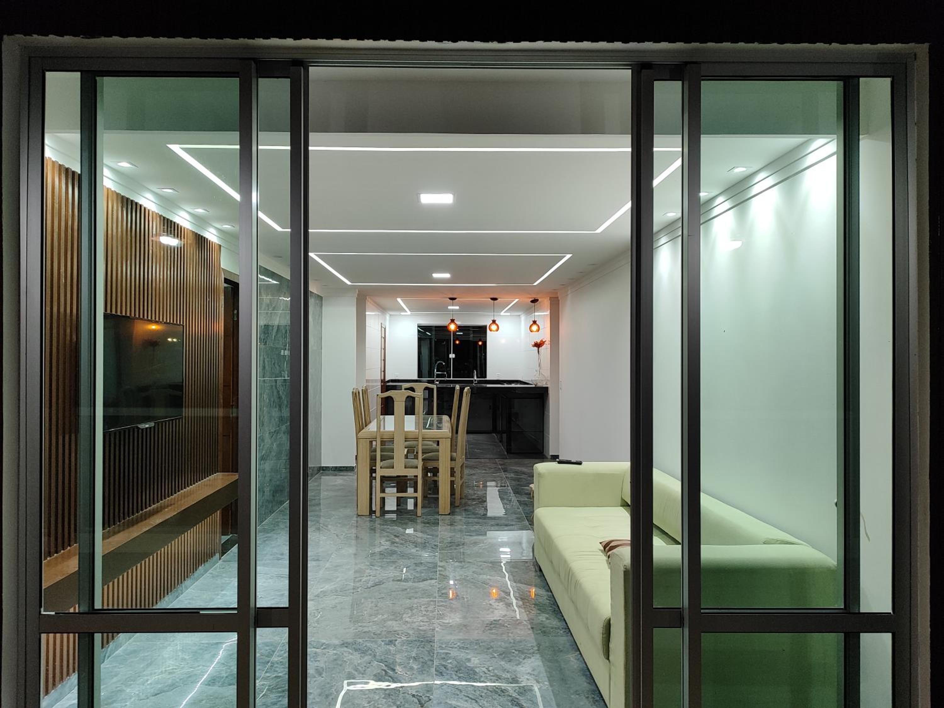 Eight-Bedroom House photo 1