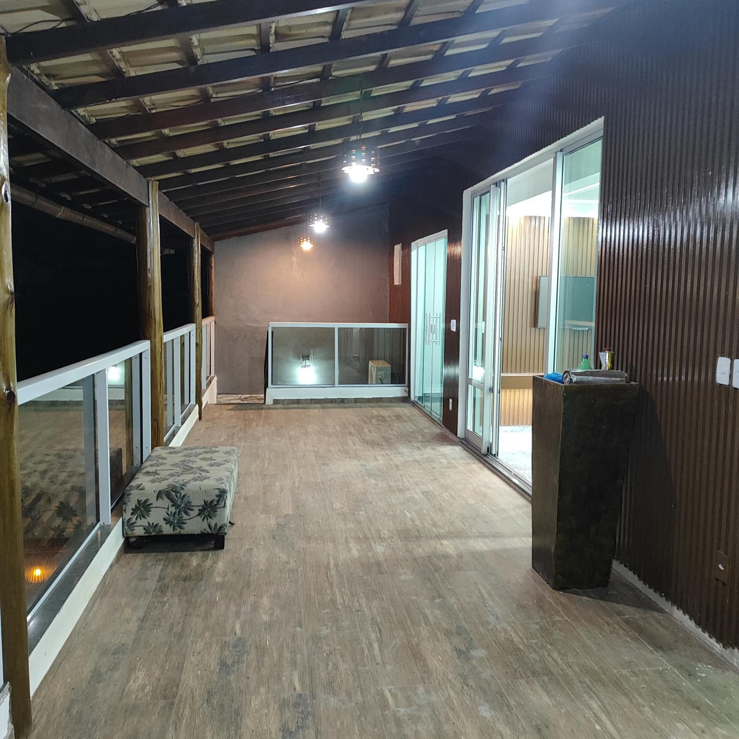 Eight-Bedroom House photo 3