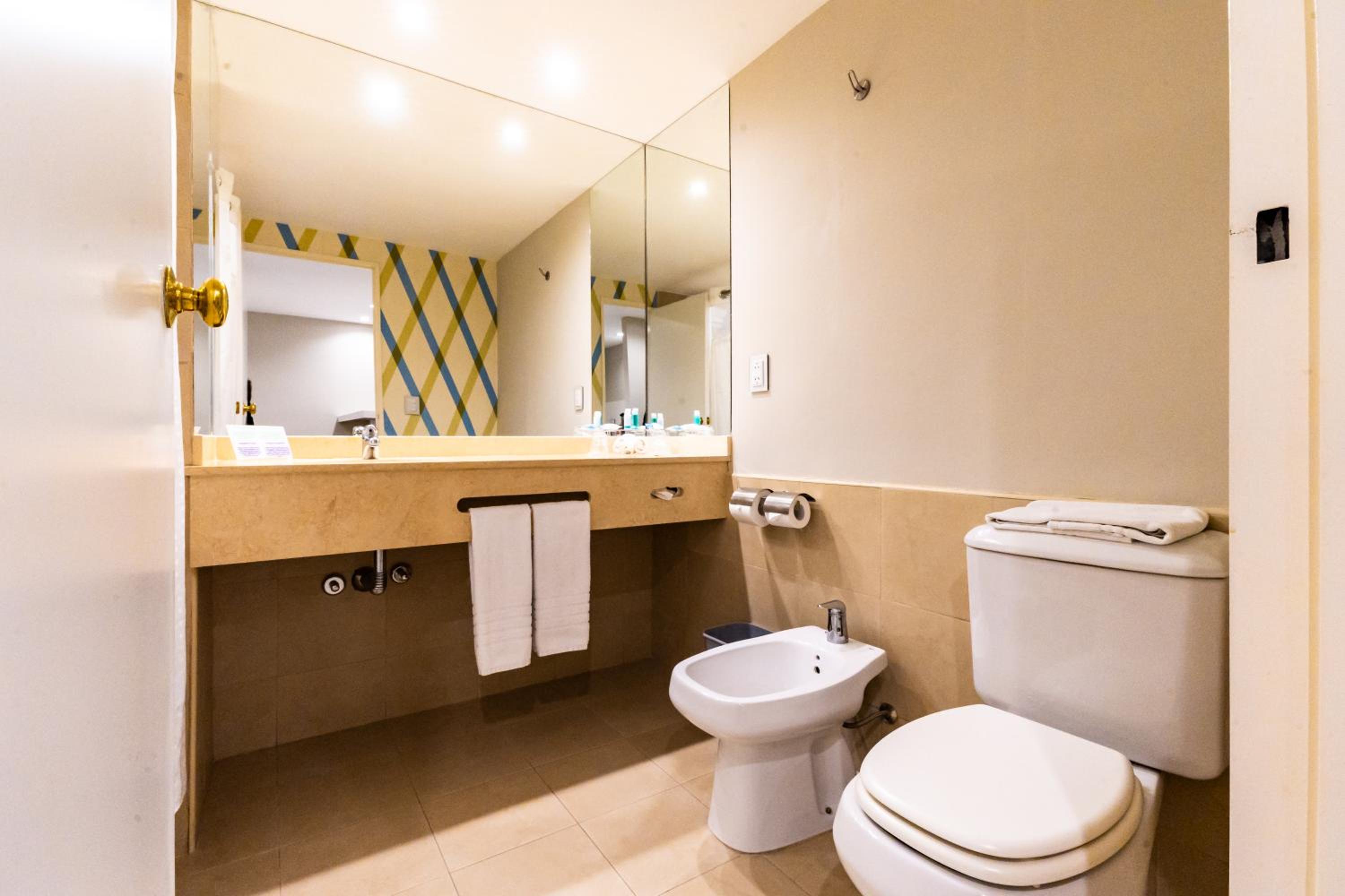 Standard King Room thumbnail 5