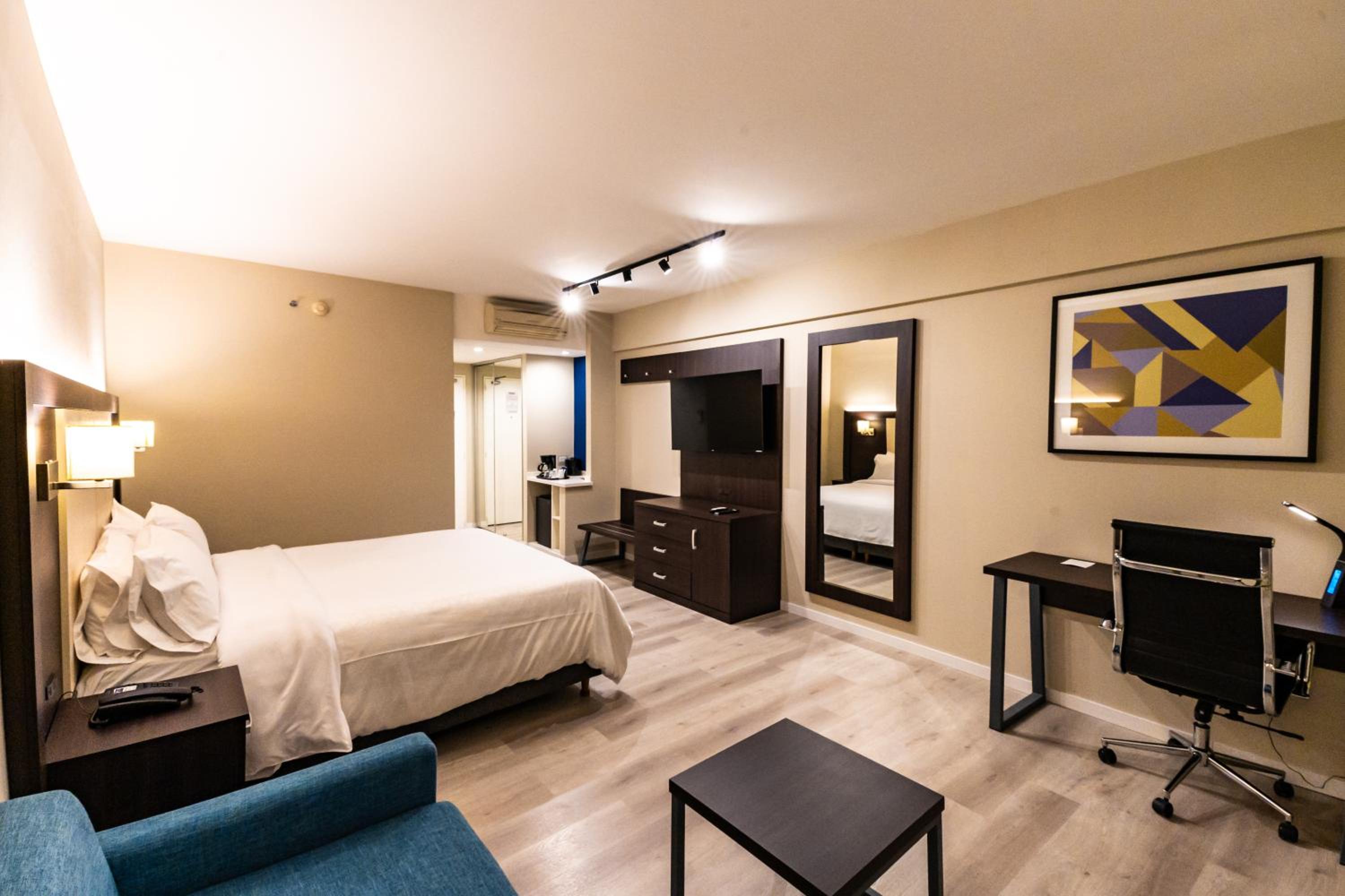 Standard King Room thumbnail 6