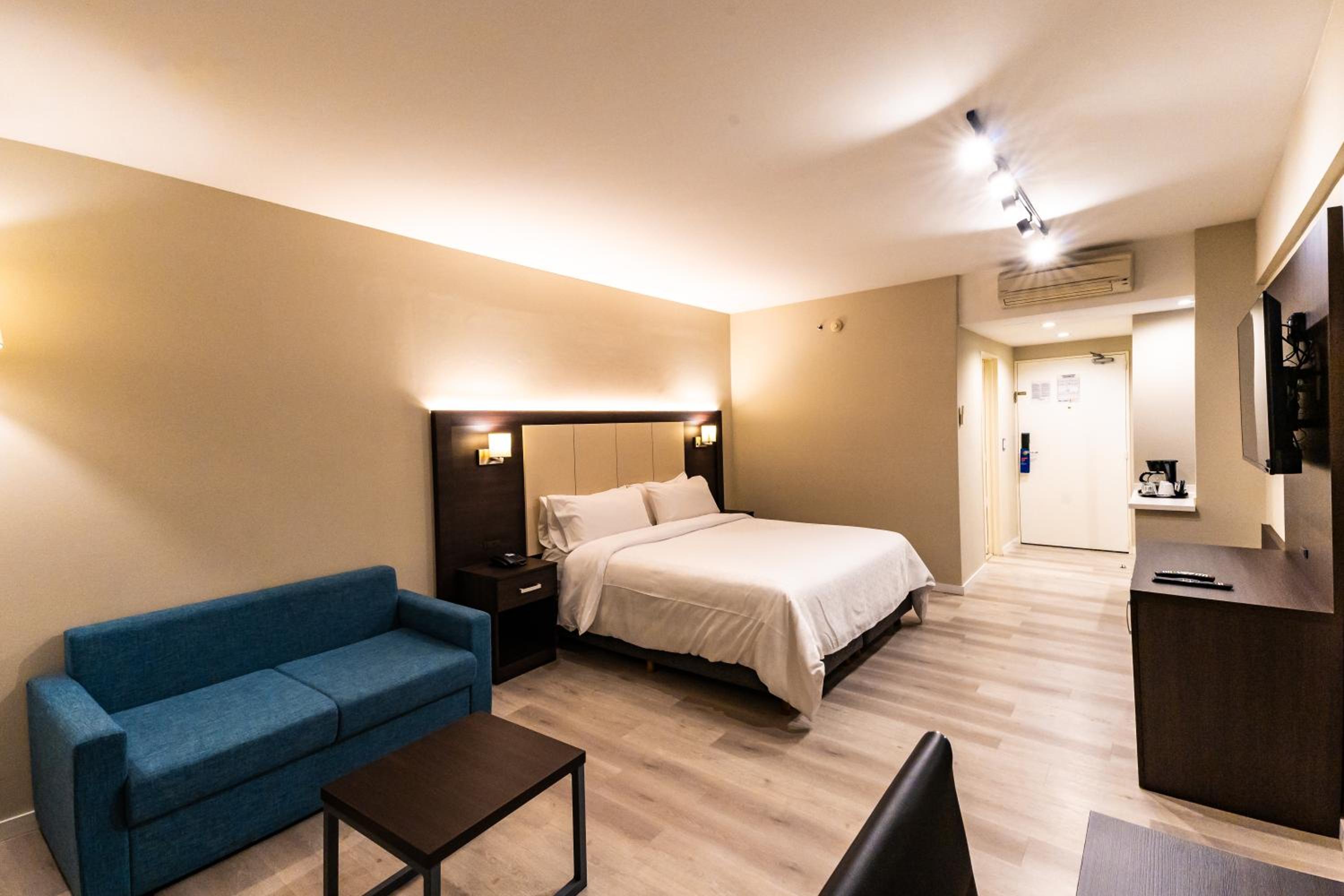 Standard King Room thumbnail 5