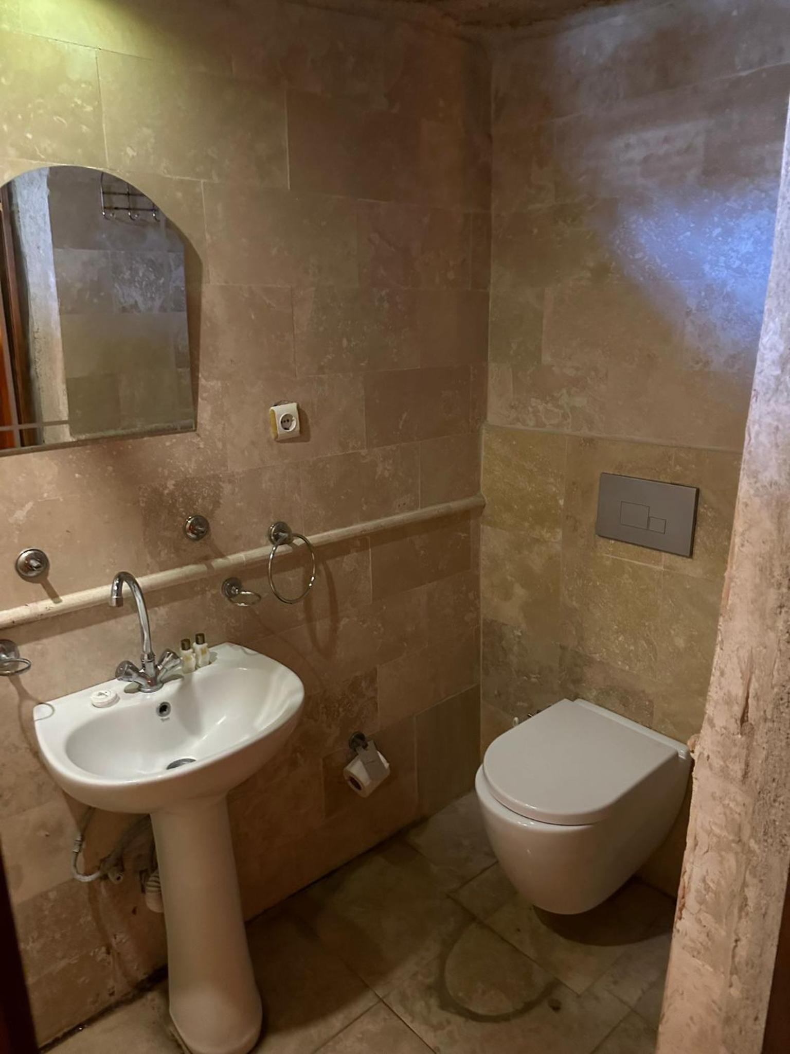 Economic Cave Room - Photo 6