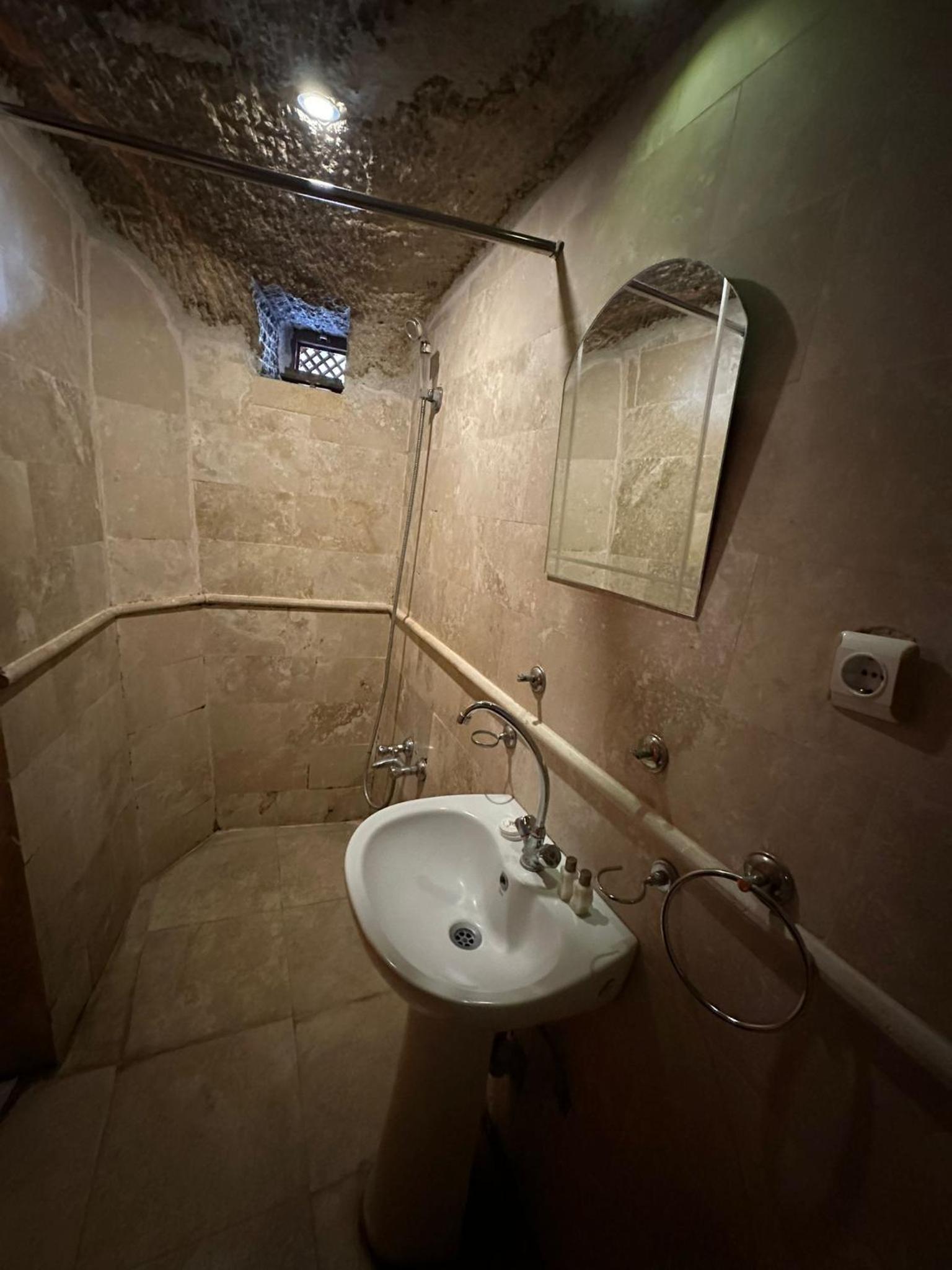 Economic Cave Room - Photo 7