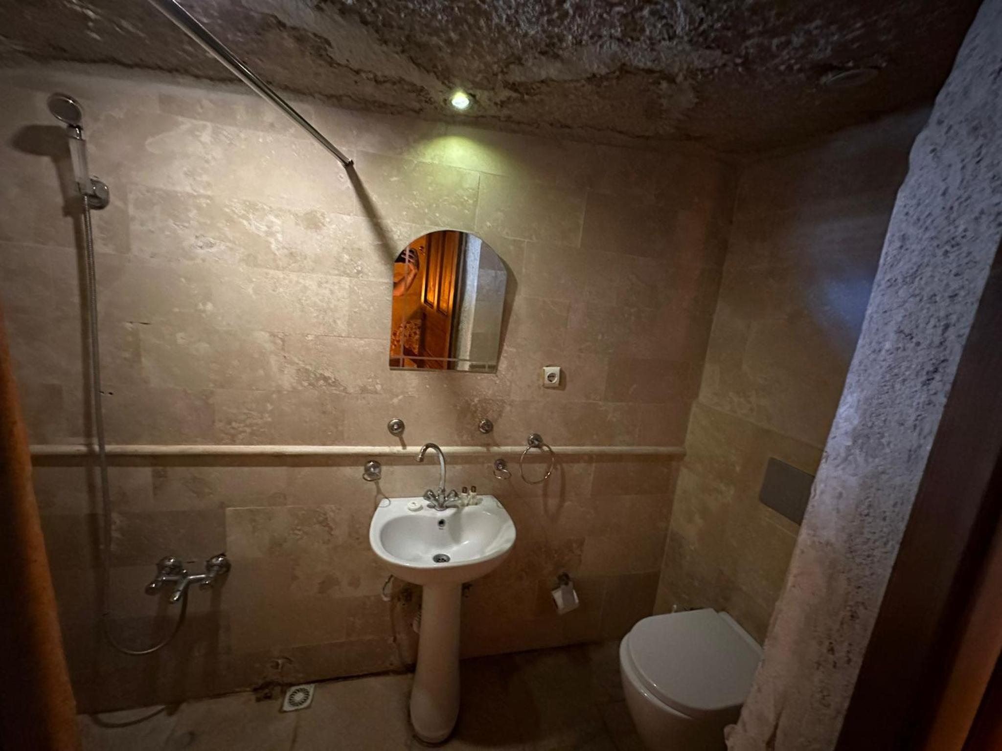 Economic Cave Room - Photo 8
