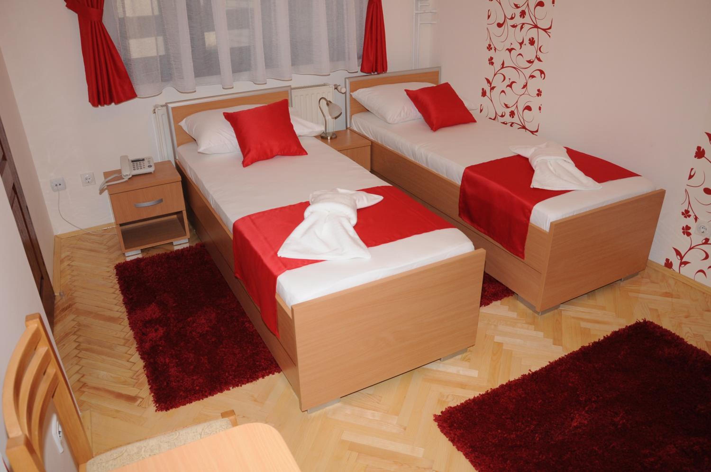 Double or Twin Room with Private Bathroom - Photo 18