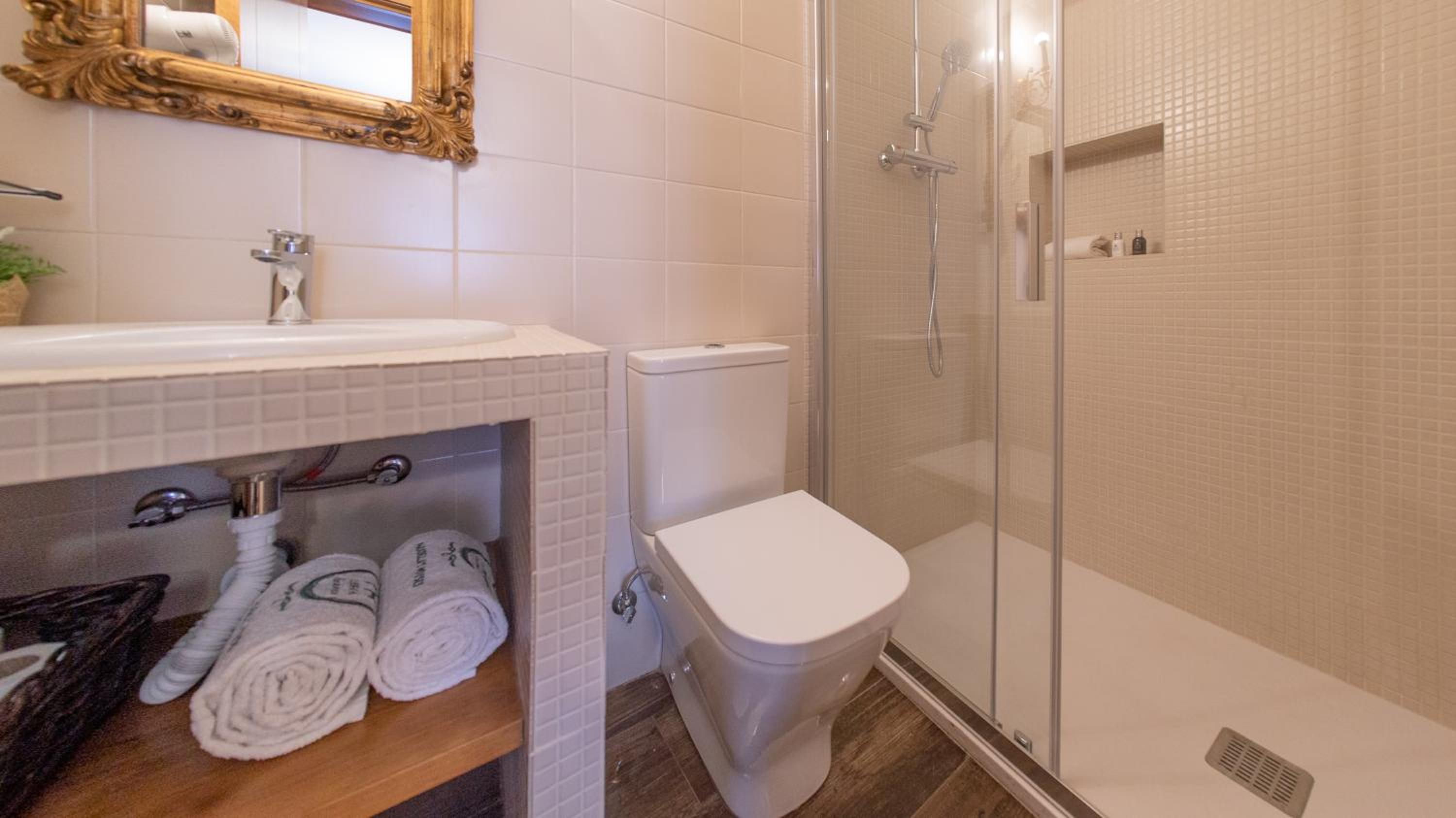 Triple Room with Balcony - Photo 9