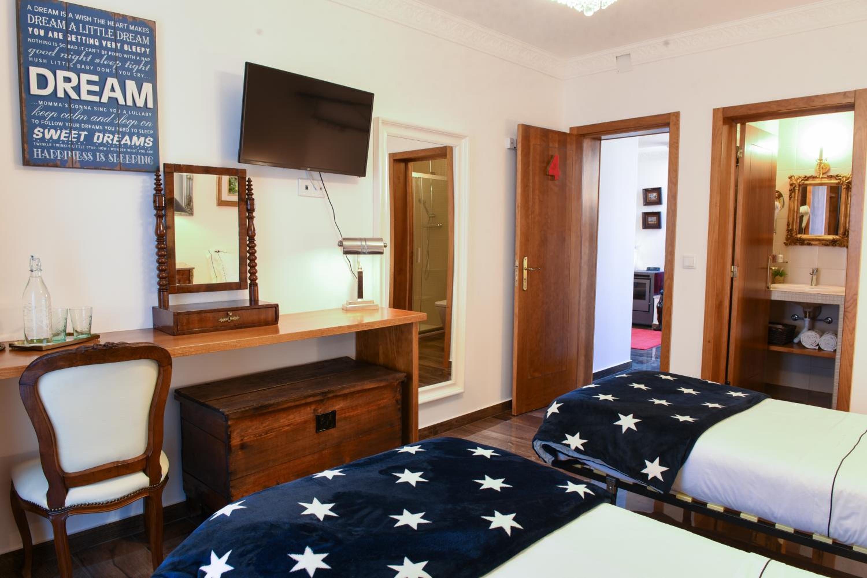 Triple Room with Balcony - Photo 3