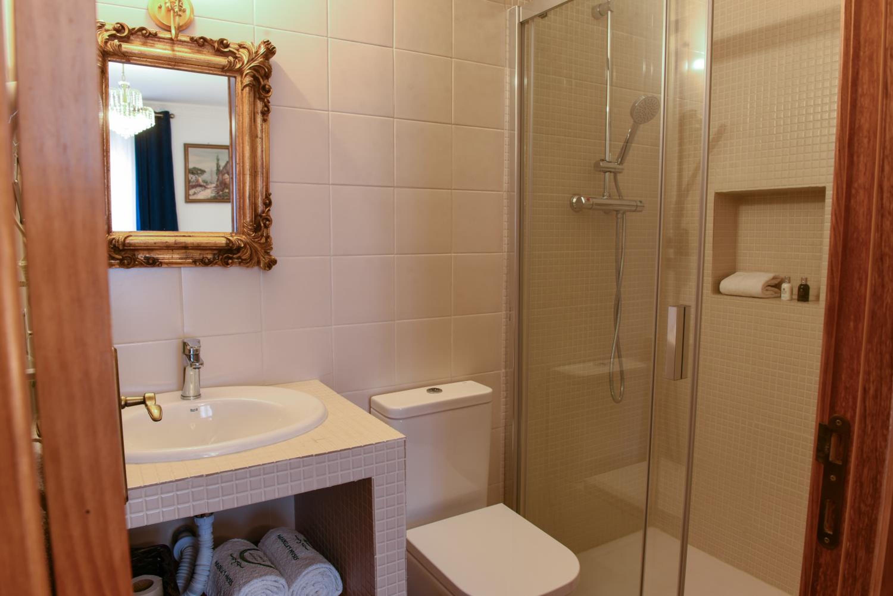 Triple Room with Balcony - Photo 12