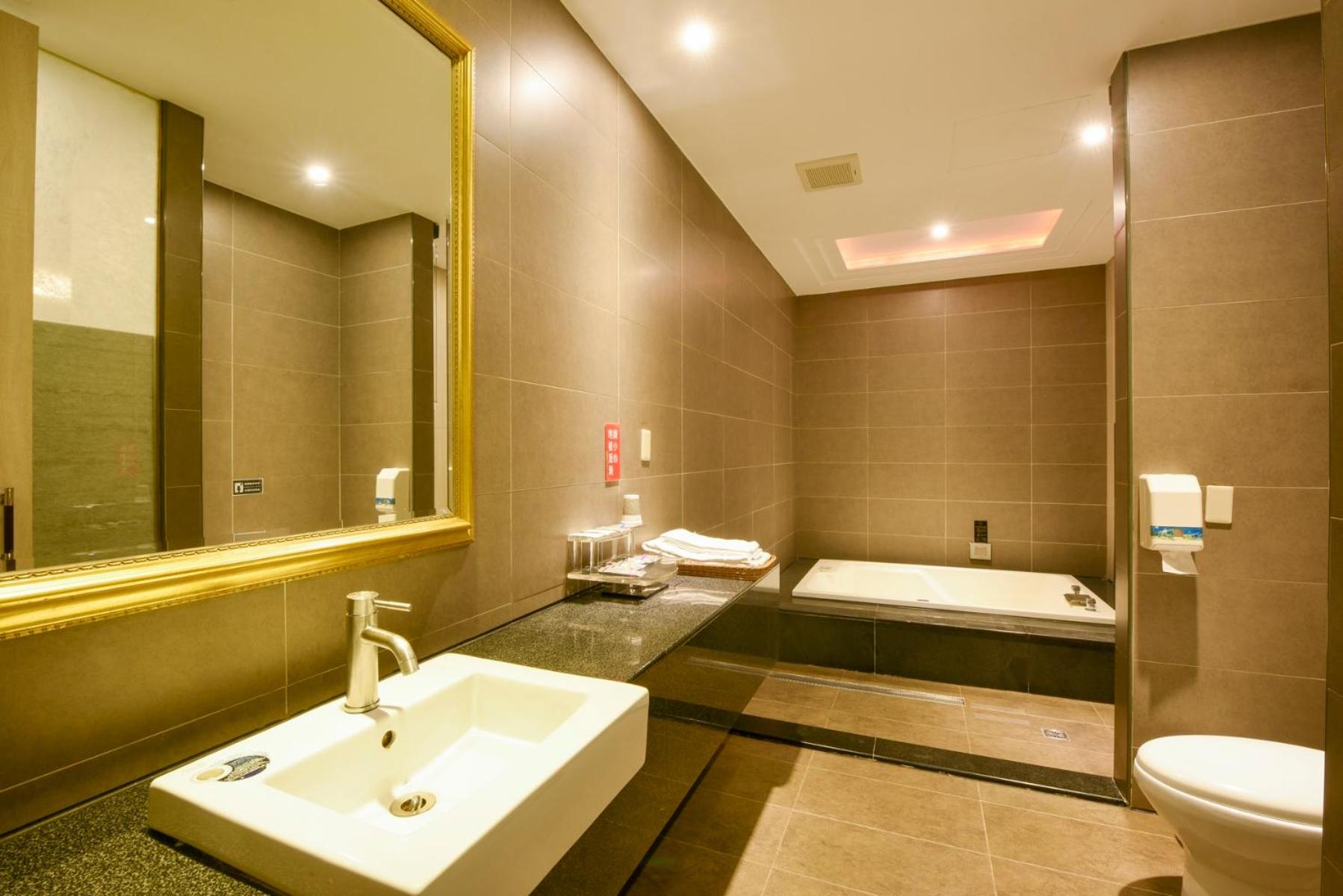 Business Quadruple Room - No Private Garage photo 1
