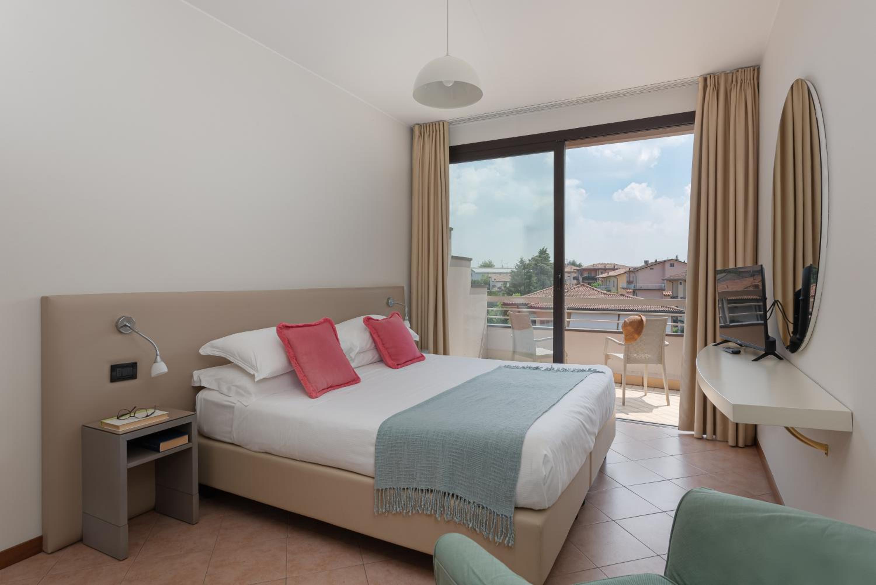 Two-Bedroom Apartment with Garden View photo 2