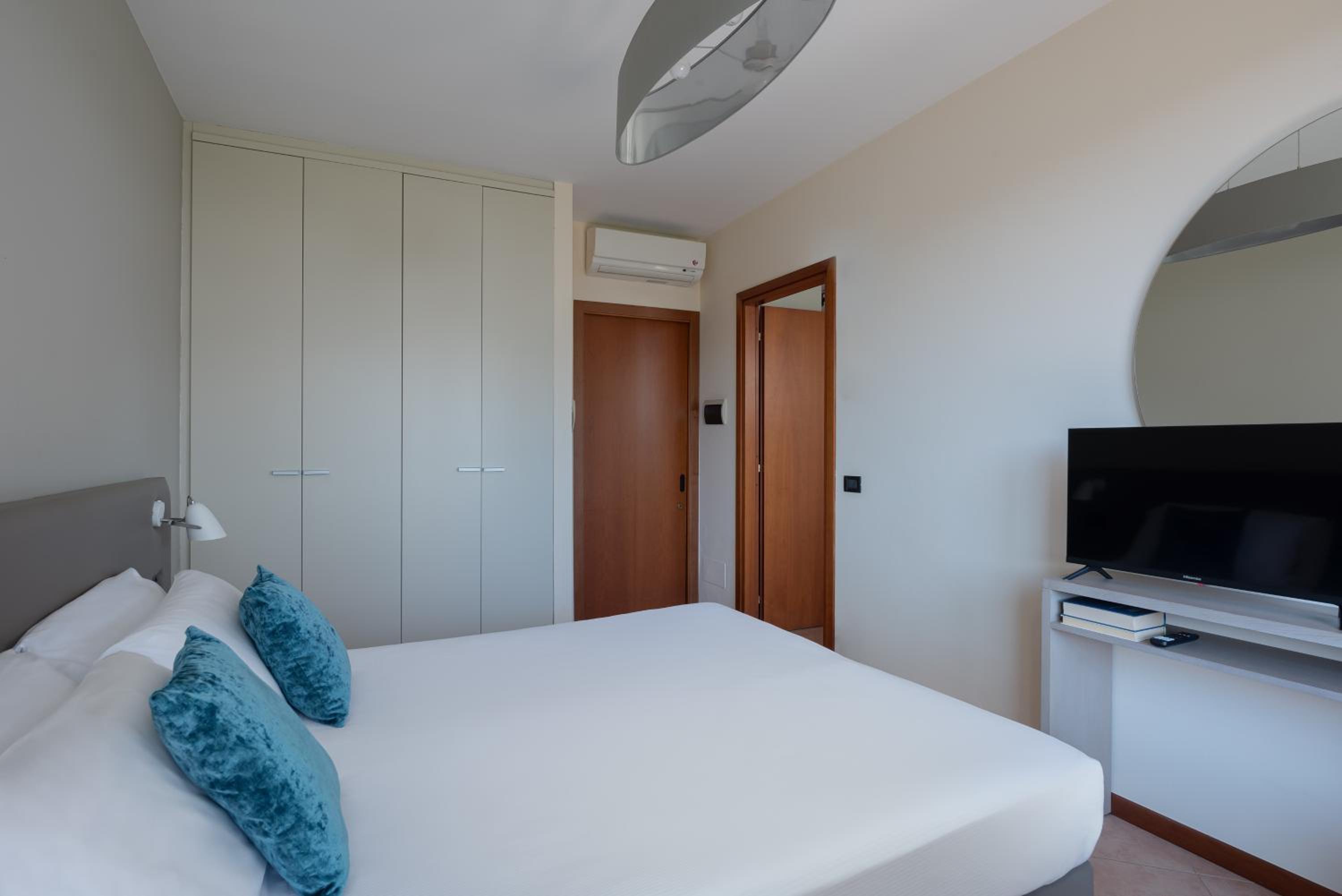 One-Bedroom Apartment with Lake View - Photo 1