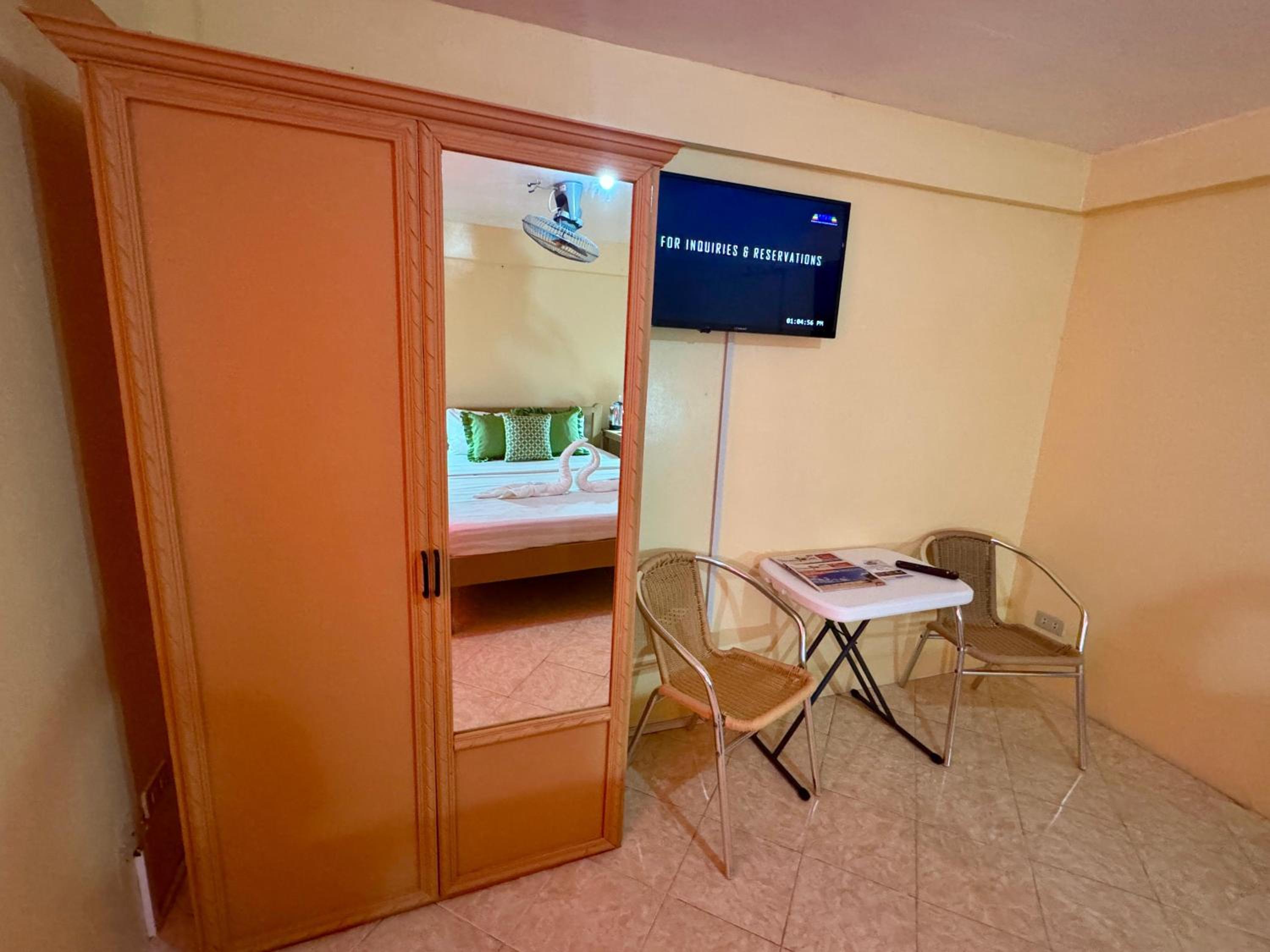 Budget Double Room - Photo 6