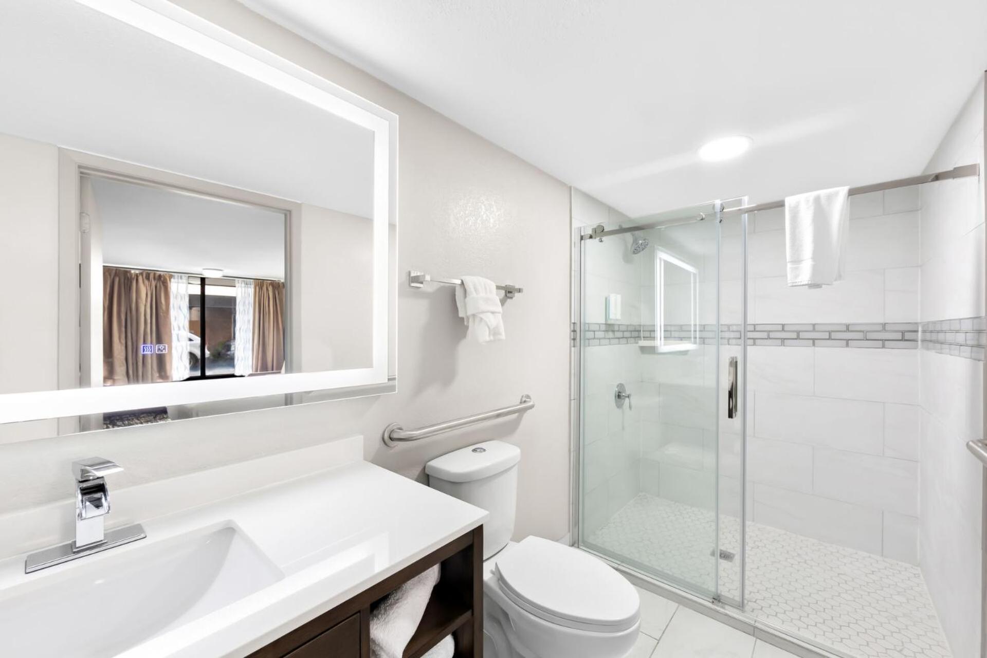 Quadruple Room with Two Queen Beds and Roll-In Shower - Disability Access/Non Smoking/Exterior Hall - Photo 2