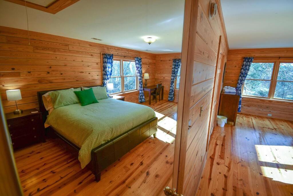 Six-Bedroom House photo 1