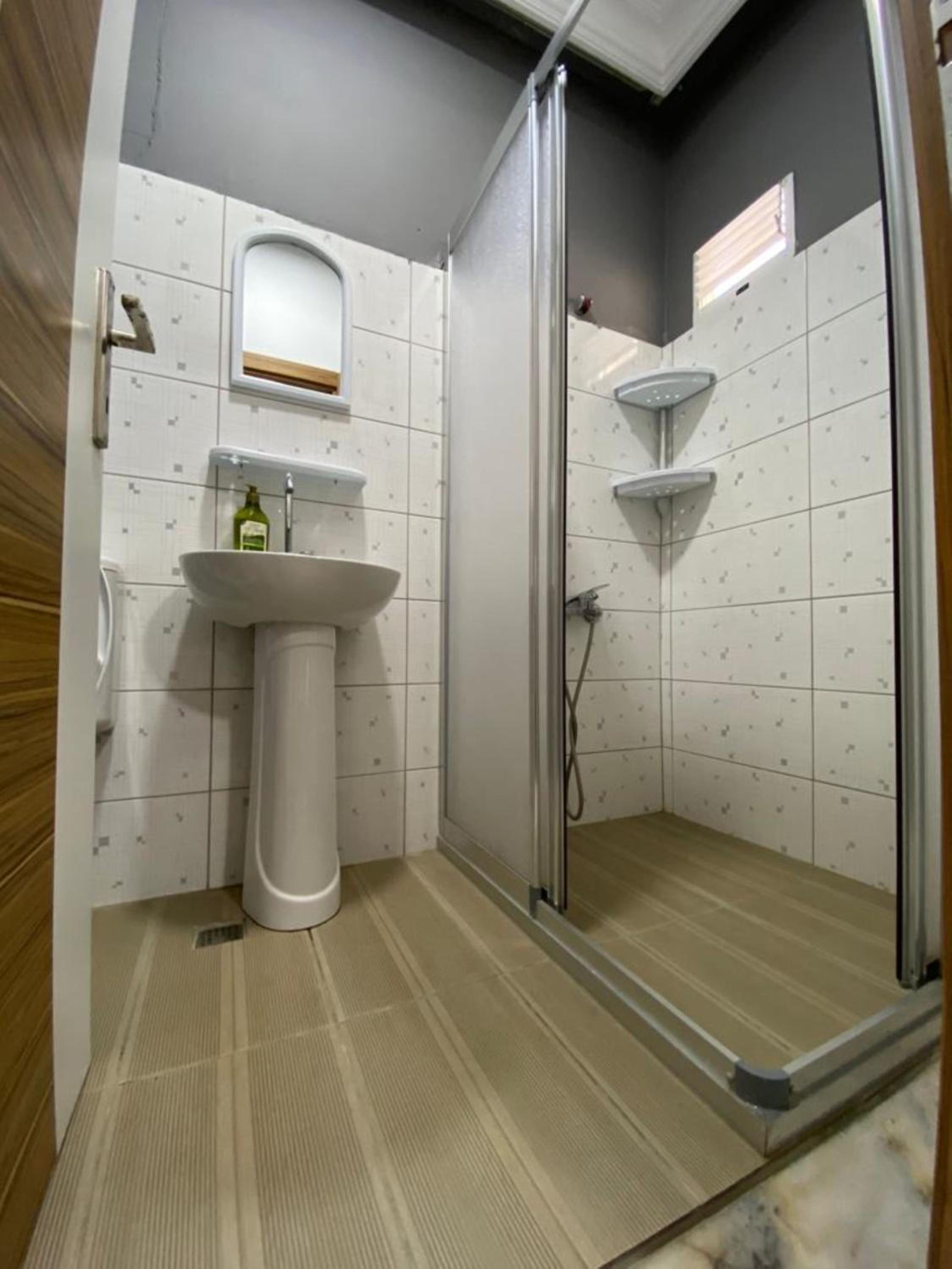 Large Double Room - Photo 8