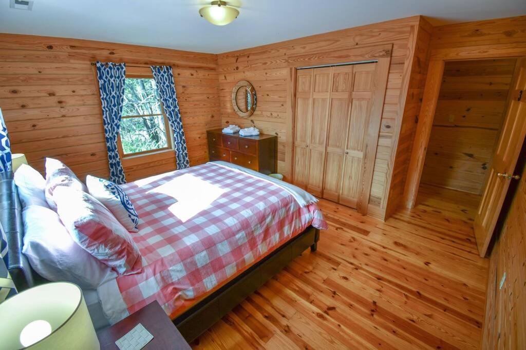 Six-Bedroom House photo 2