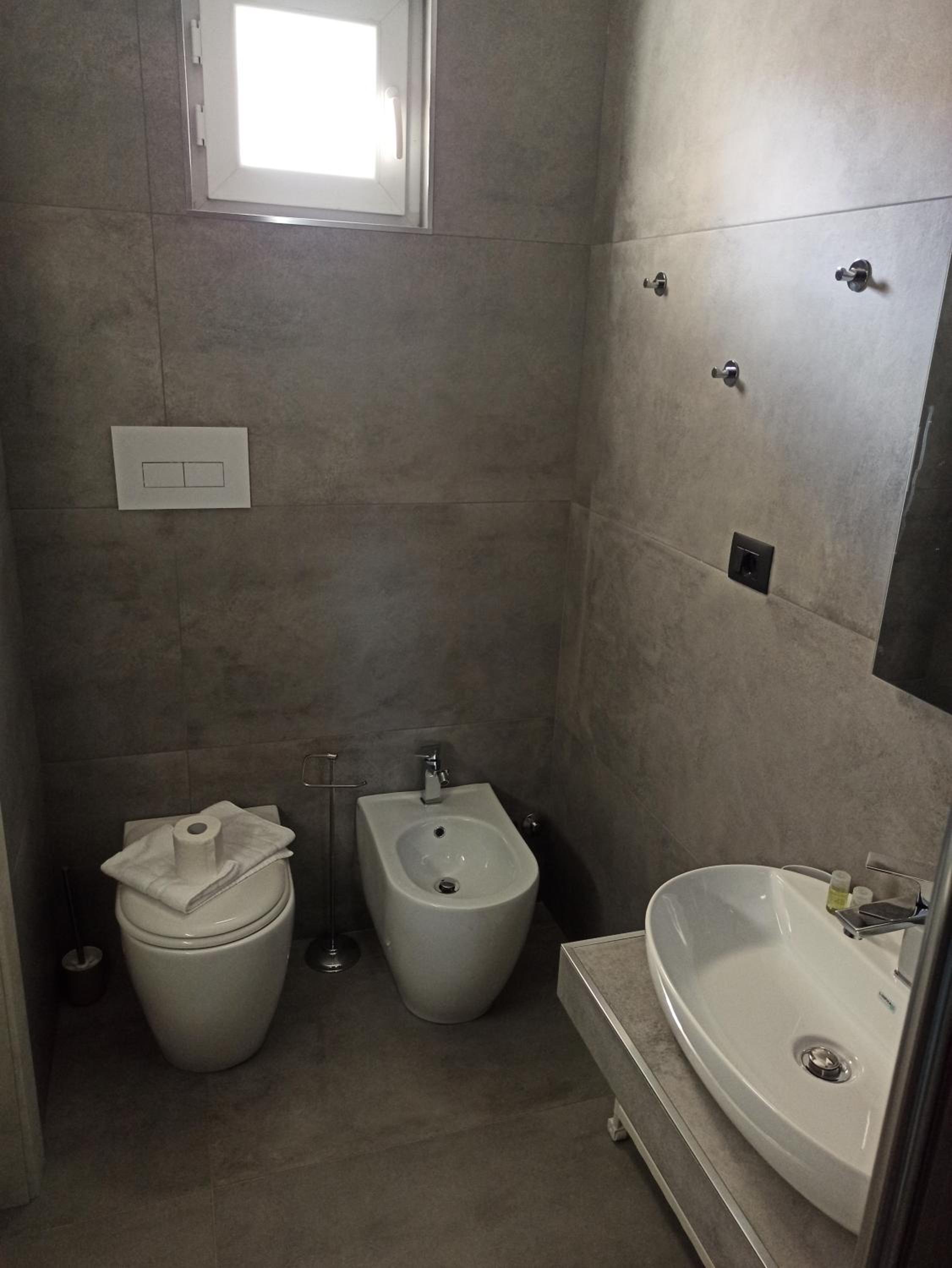 Double Room with Private Bathroom - Photo 6