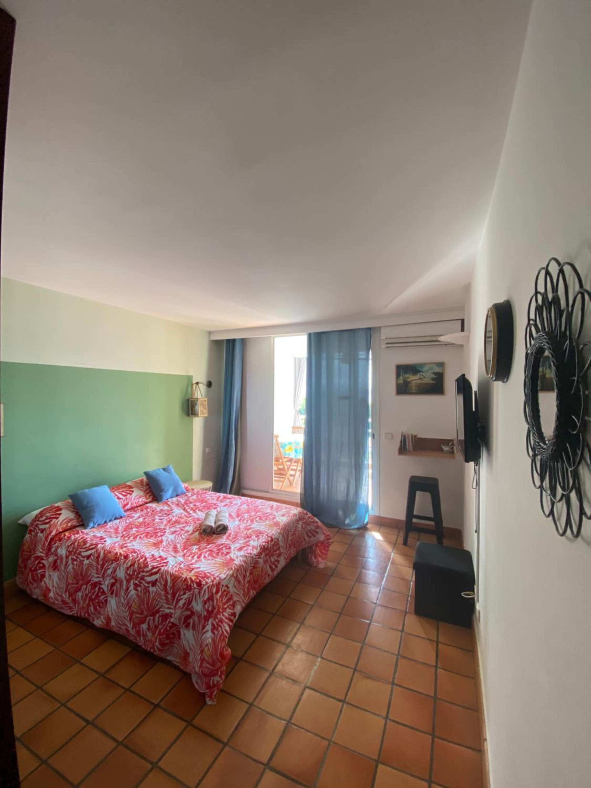 One-Bedroom Apartment - Photo 2
