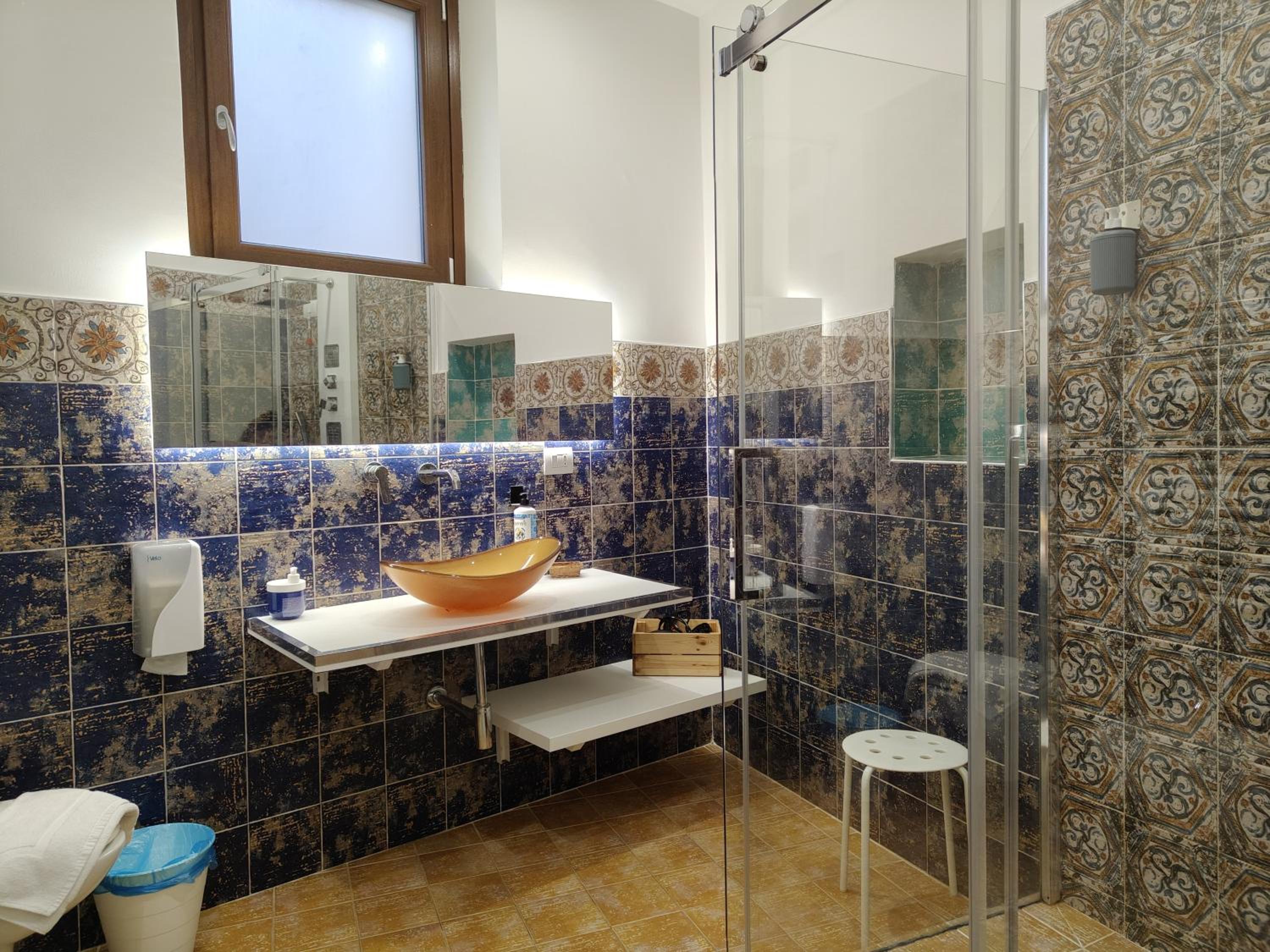 Deluxe King Suite - Photo 2