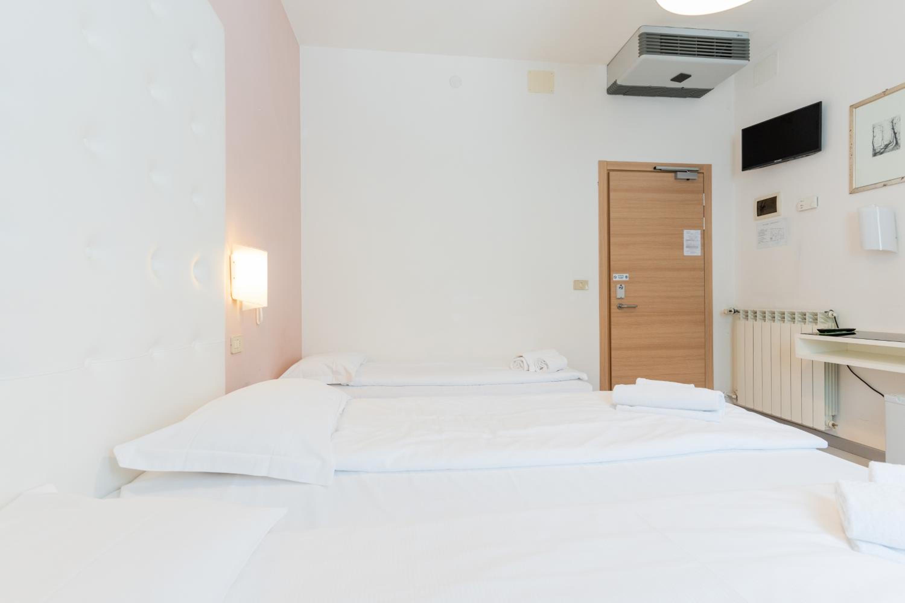 Triple Room - Photo 9