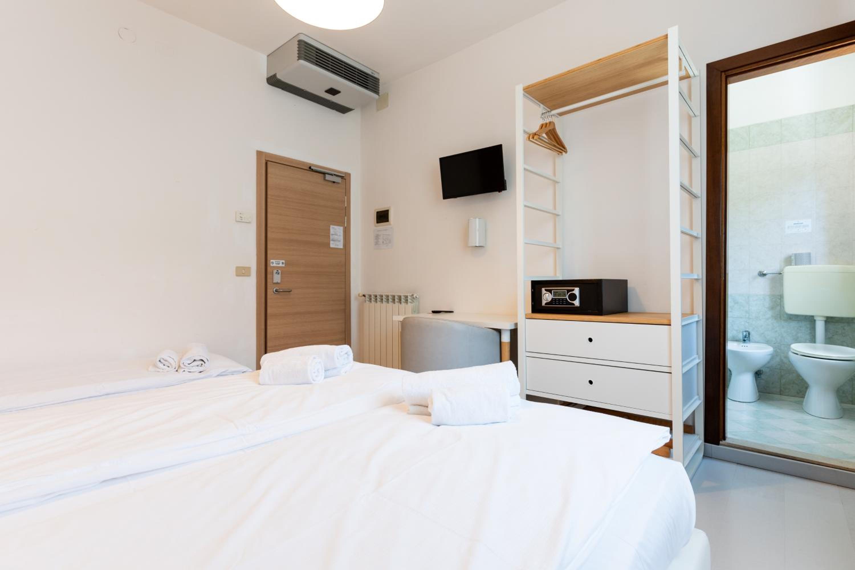 Triple Room - Photo 13
