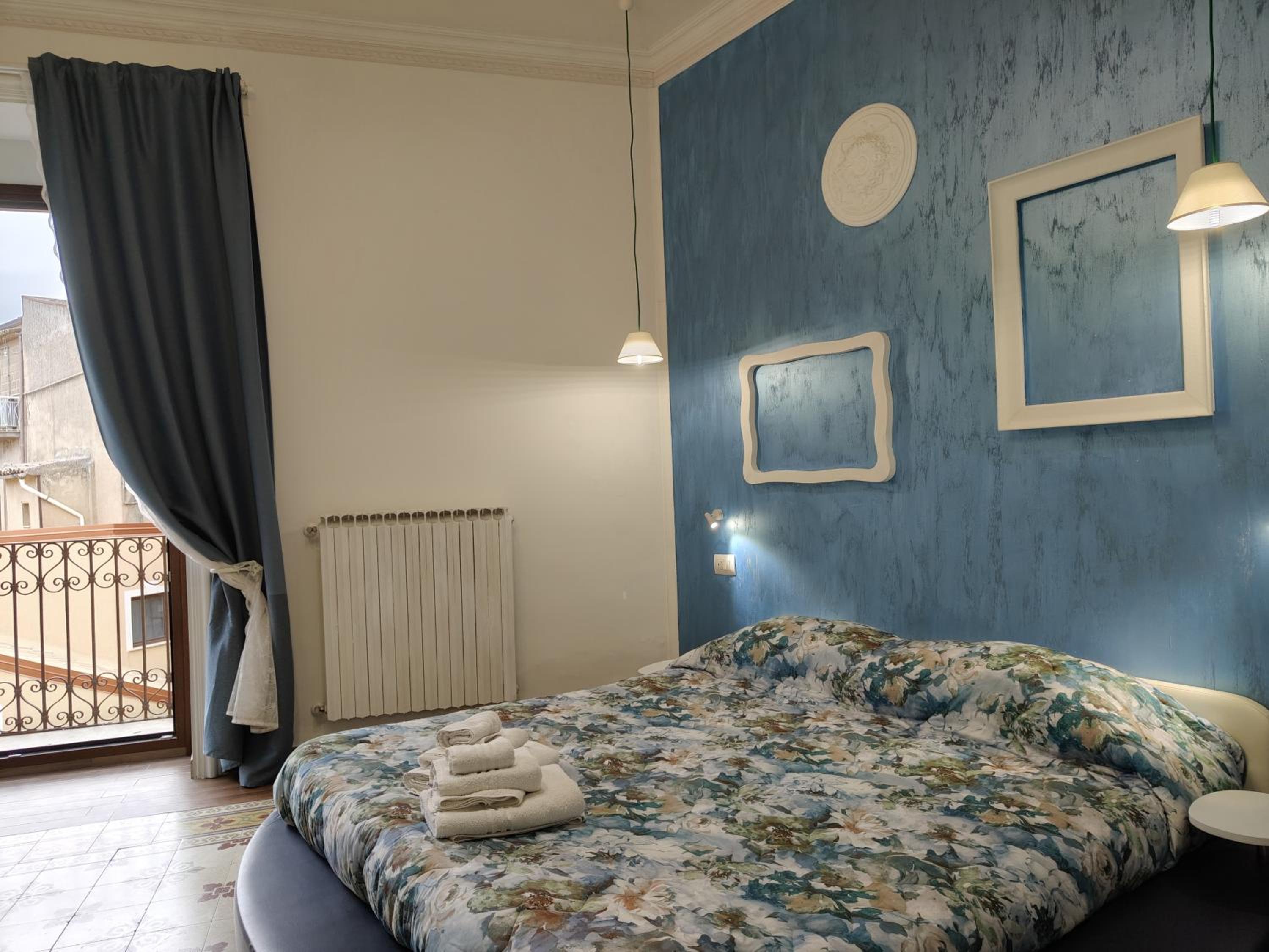 Deluxe King Suite - Photo 8