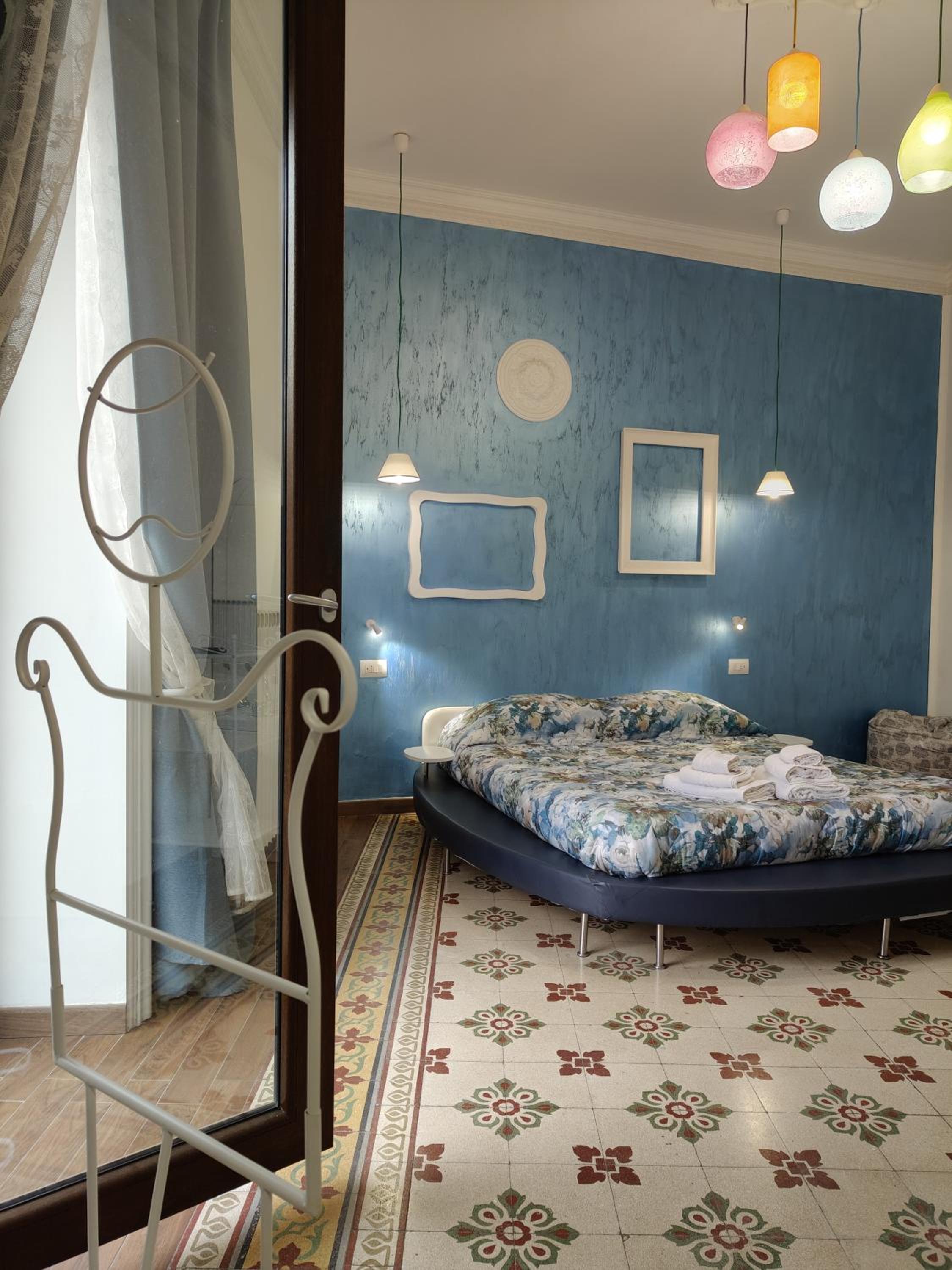 Deluxe King Suite - Photo 11