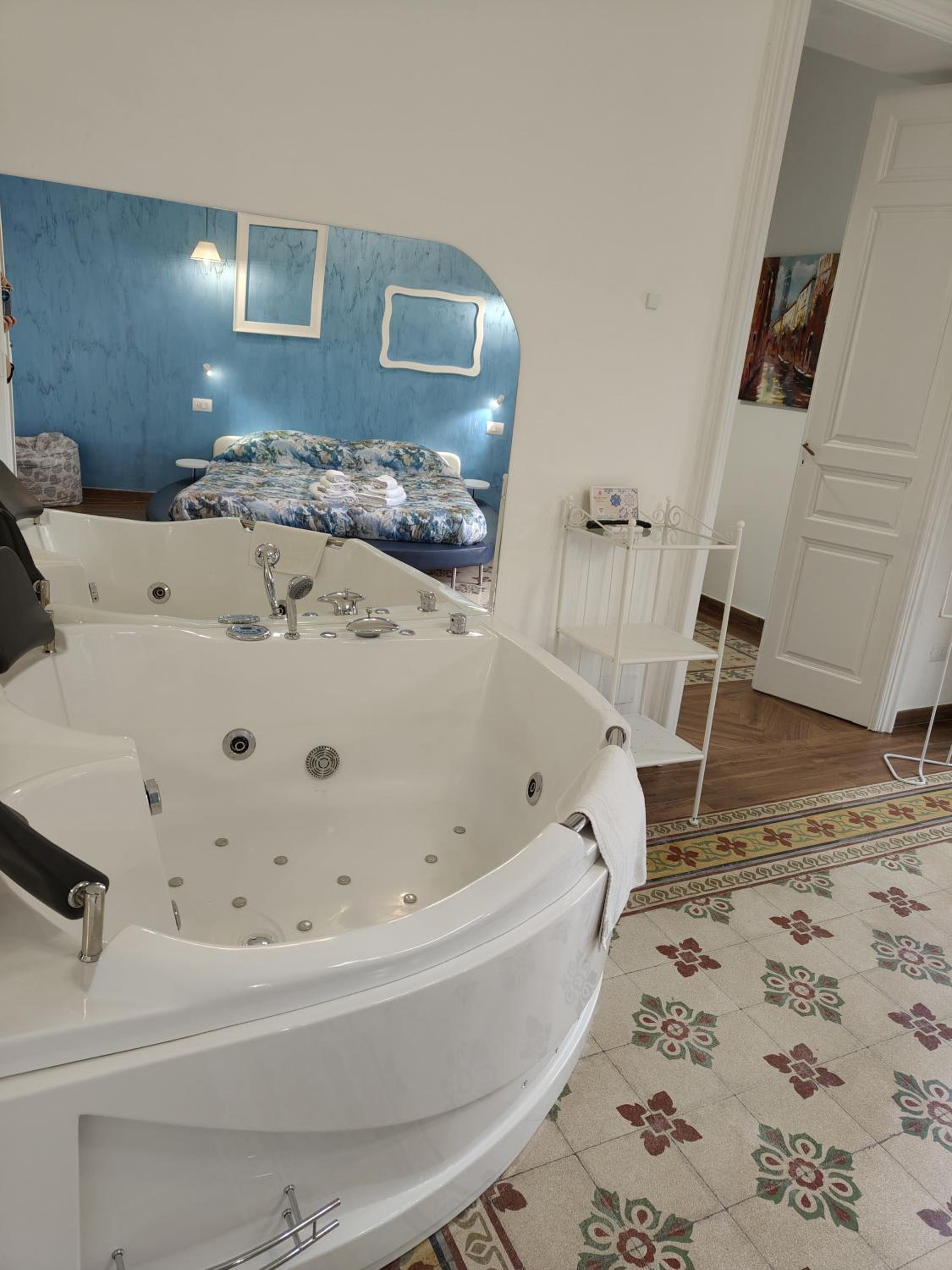 Deluxe King Suite - Photo 7