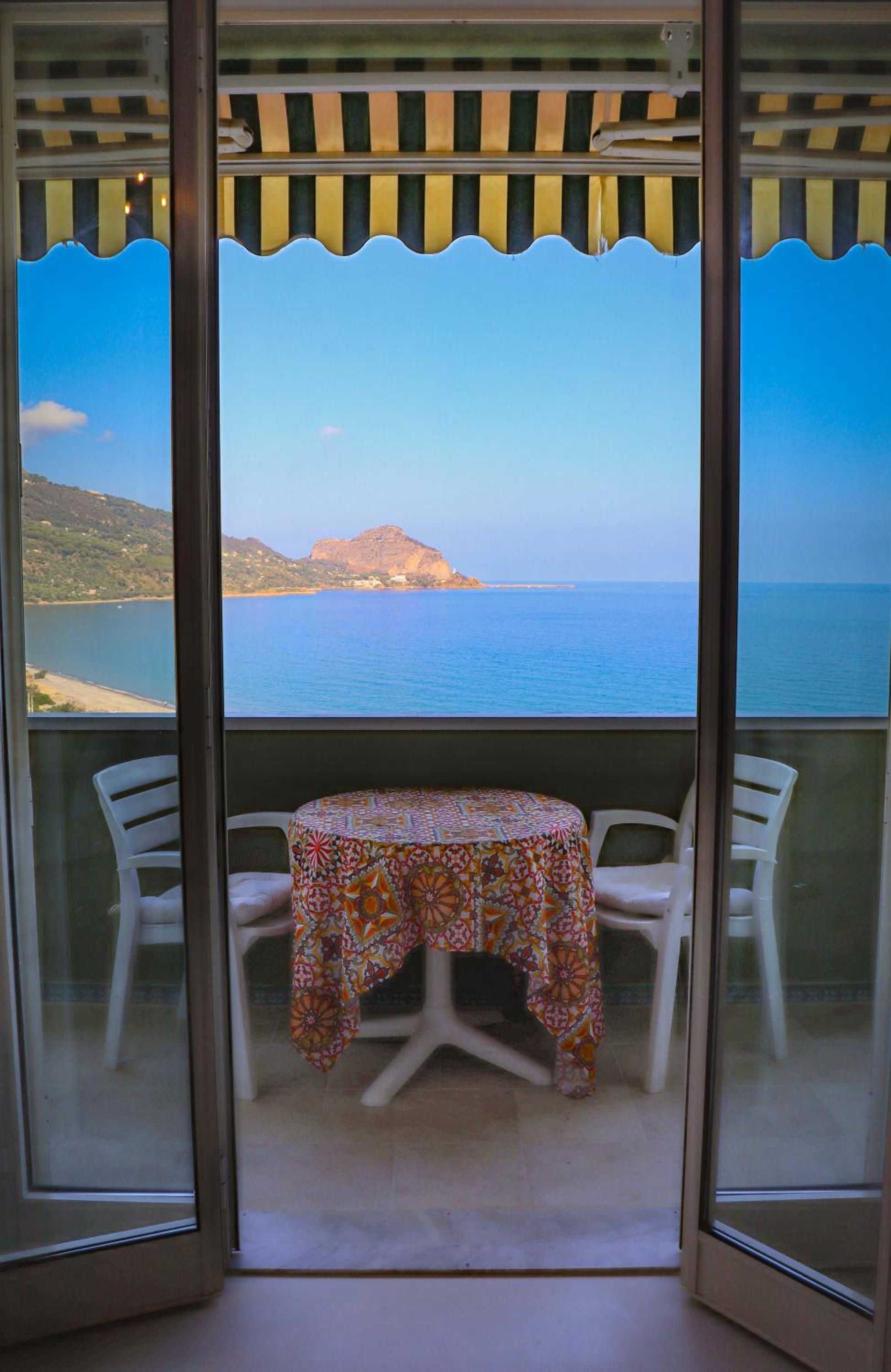 Apartment with Balcony and Sea View photo 2
