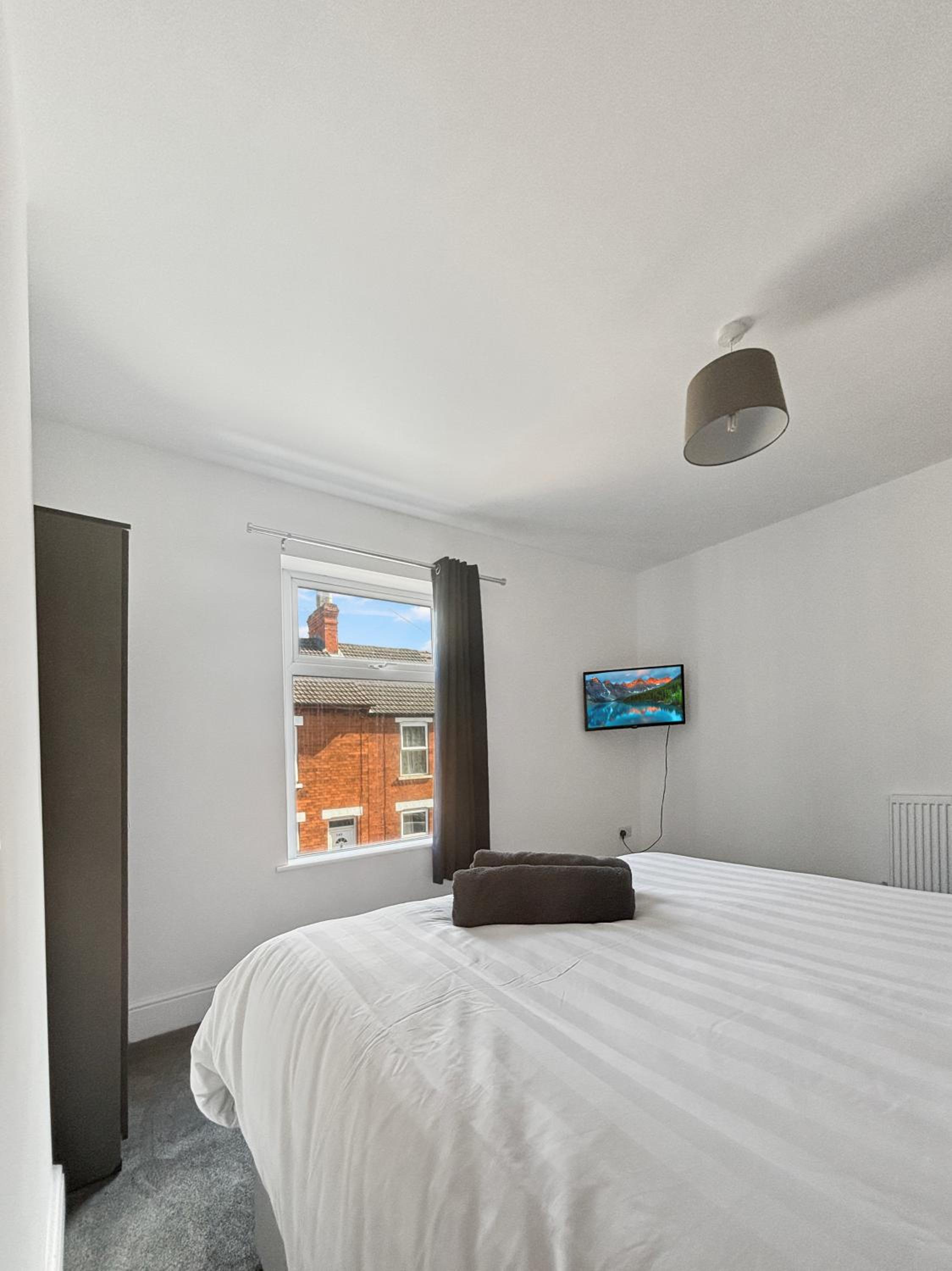 Three-Bedroom House photo 3
