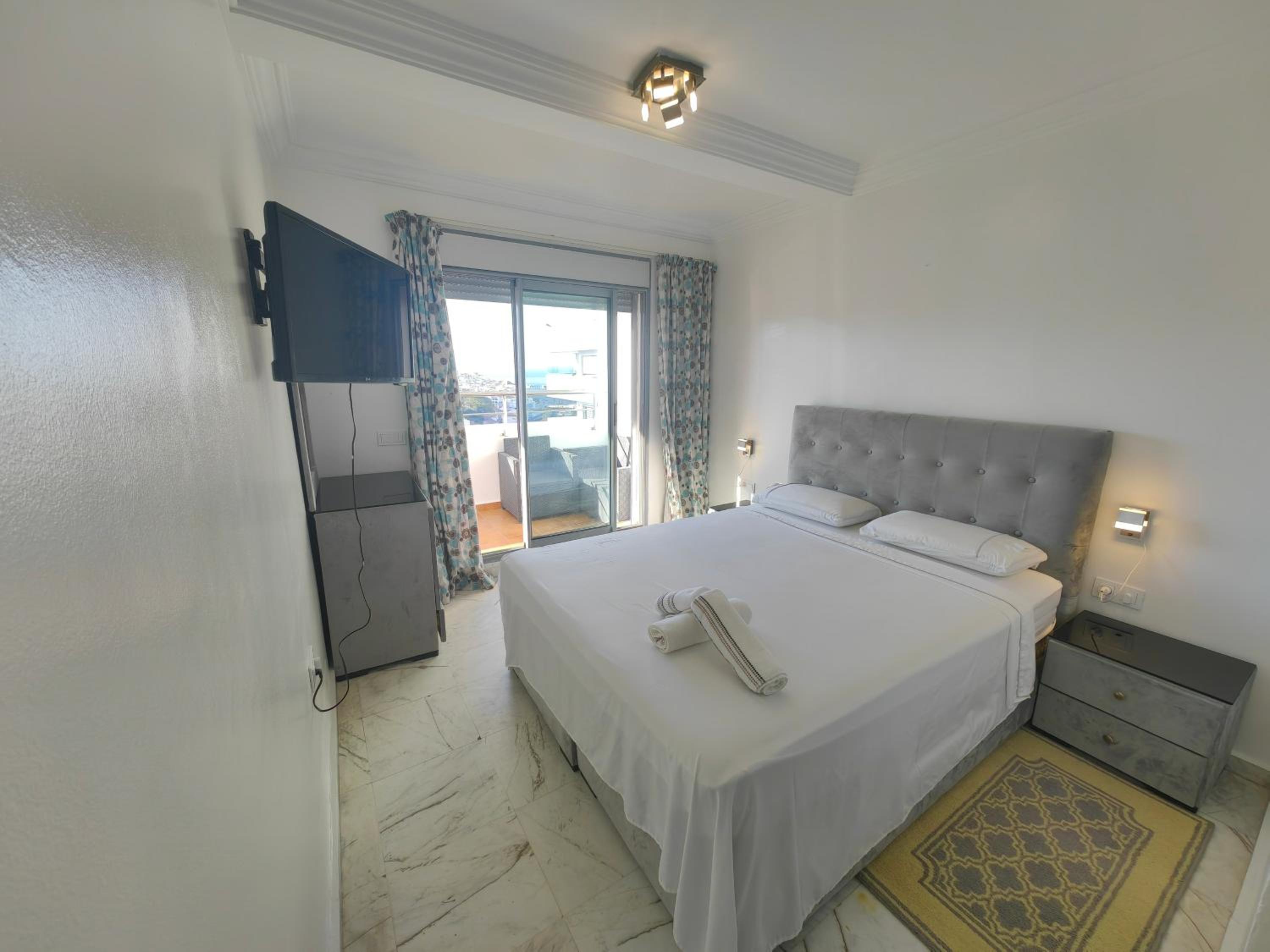 Apartment with Terrace - Photo 9