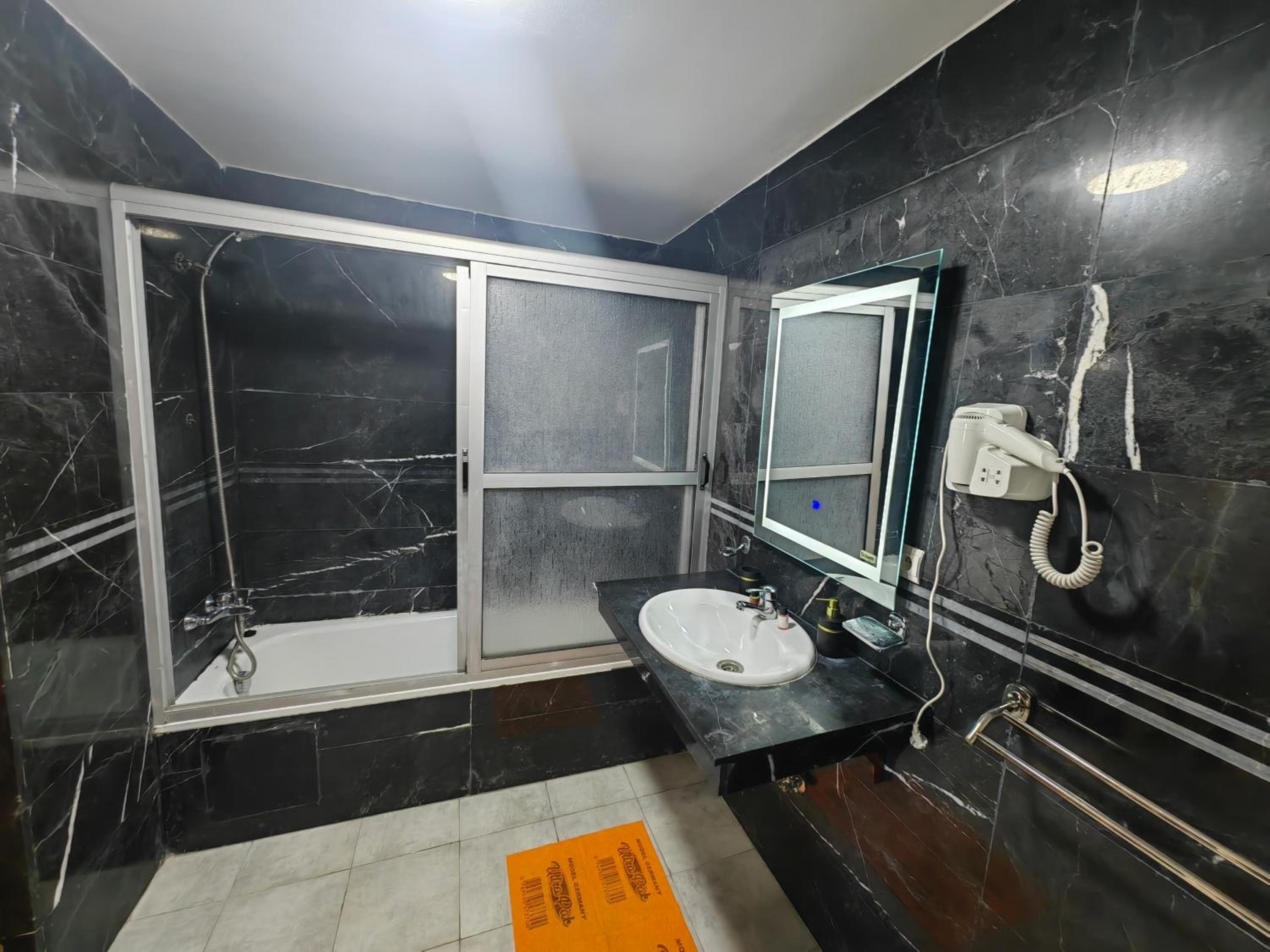 Apartment with Terrace - Photo 12