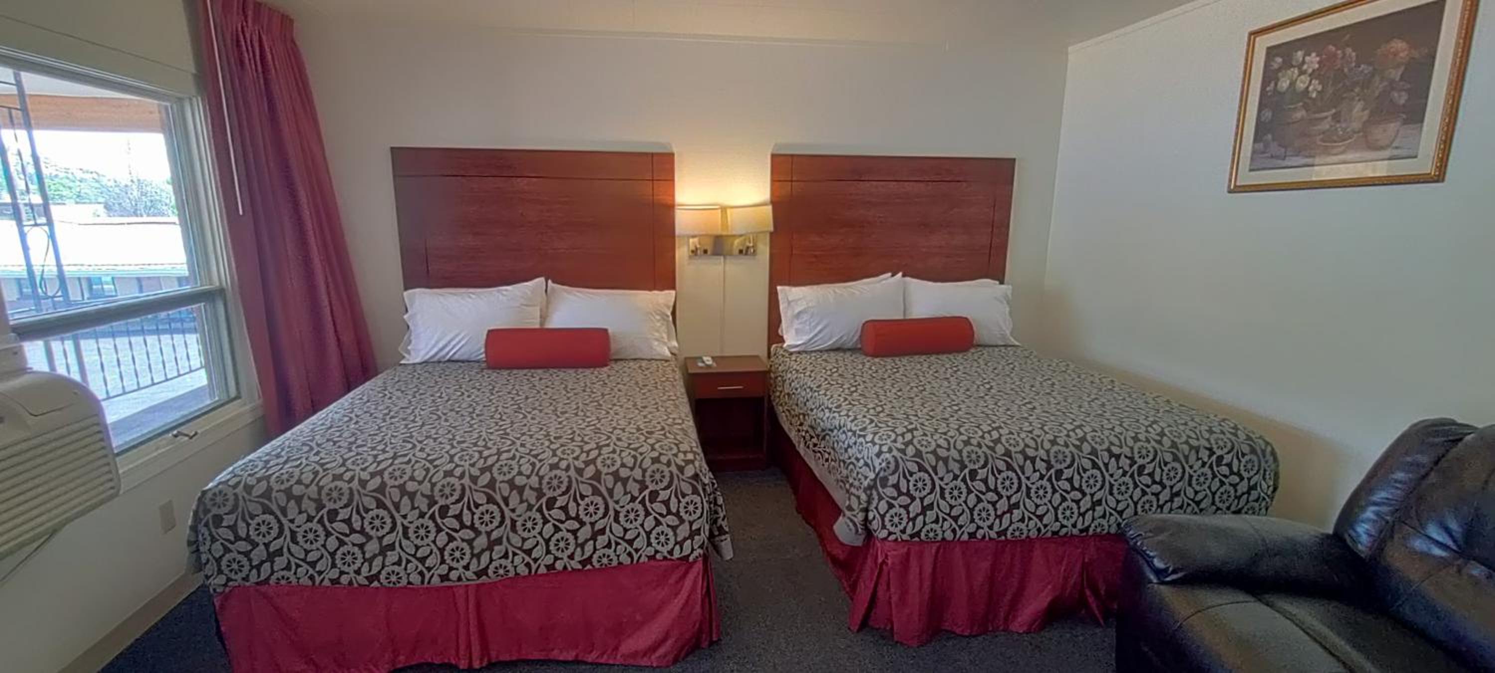 Queen Room with Two Queen Beds - With Special Offer - Photo 1