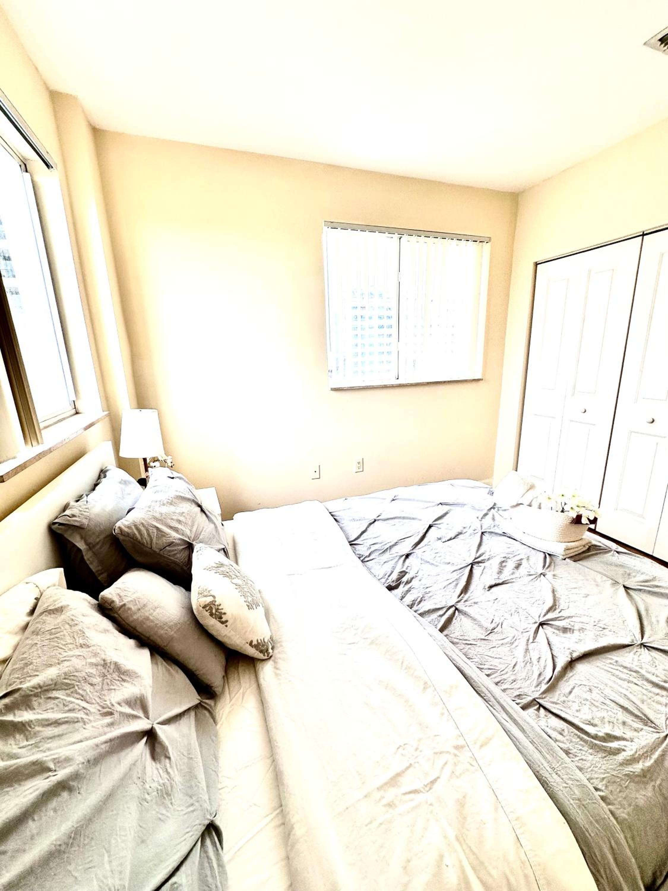 Queen Room photo 2