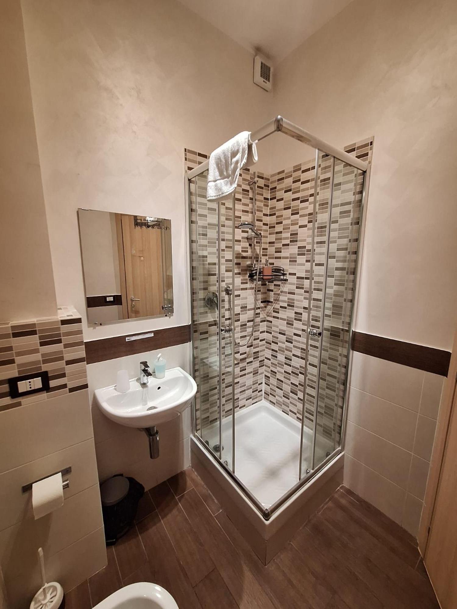 Double or Twin Room with Private Bathroom photo 3