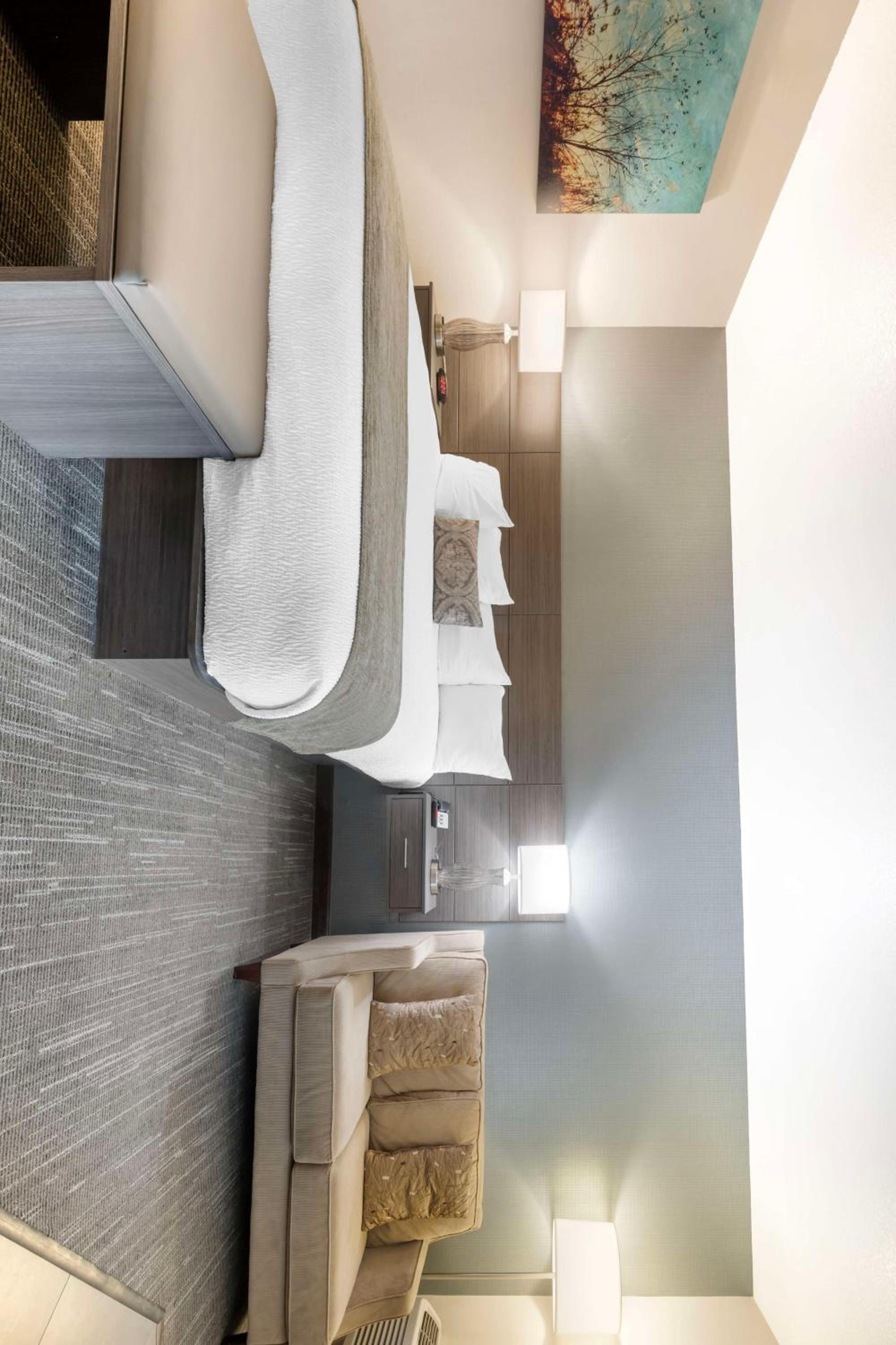 King Suite with Spa Bath and Fireplace - Non-Smoking - Photo 4