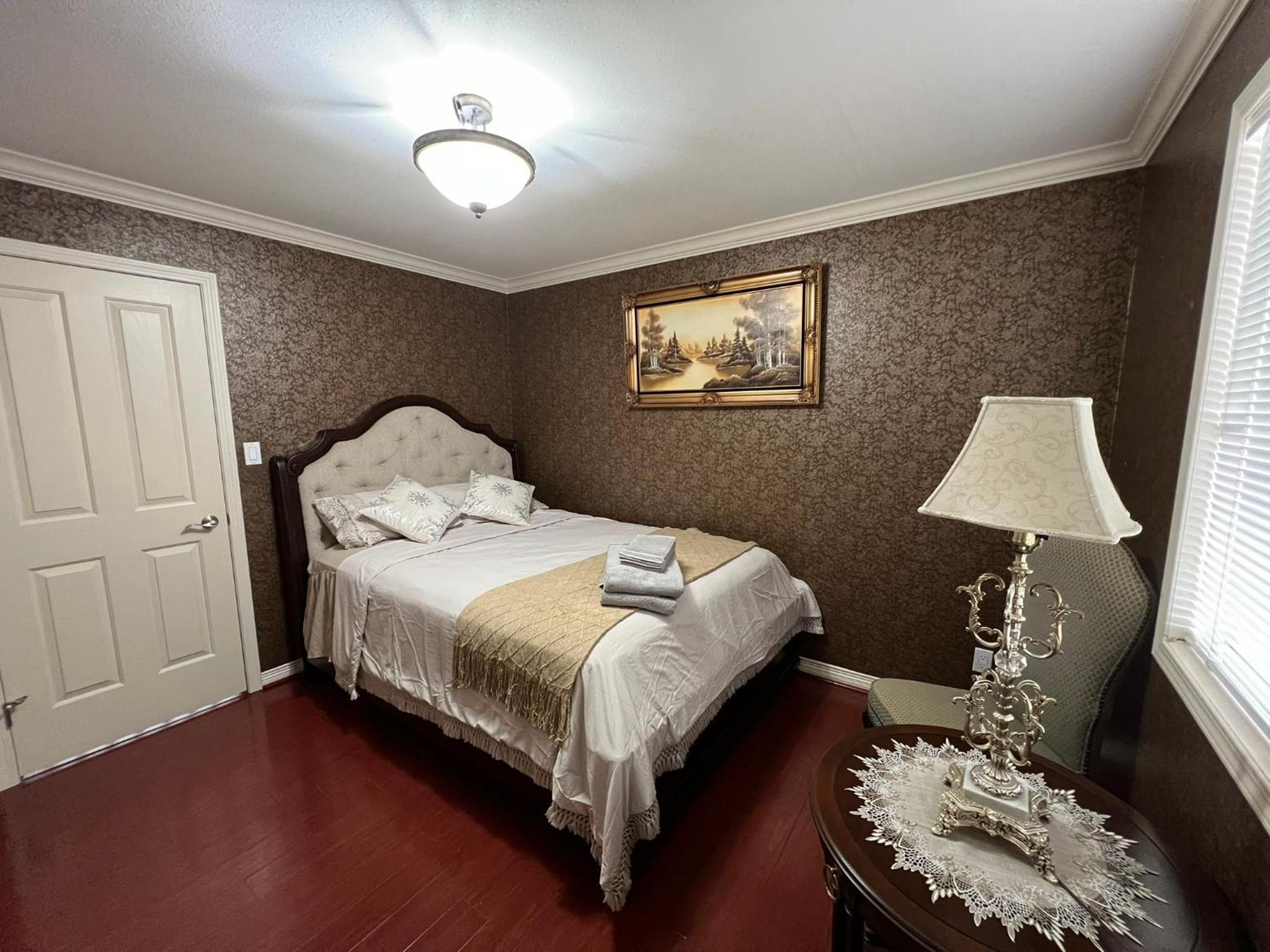 Queen Room photo 1
