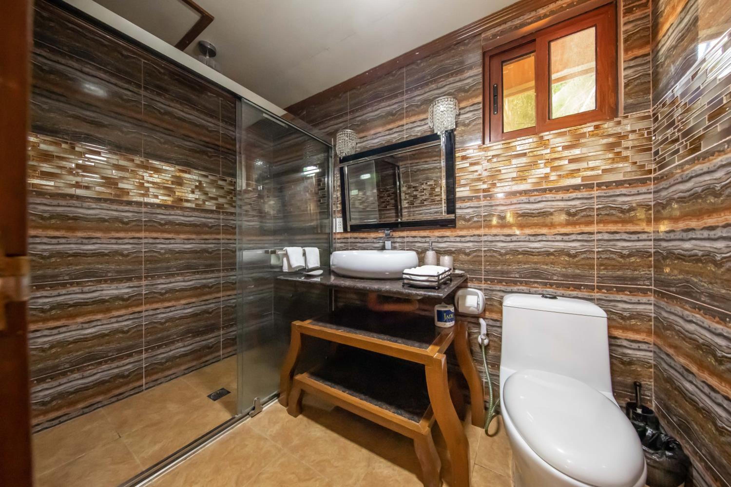 Honeymoon Suite - Photo 2