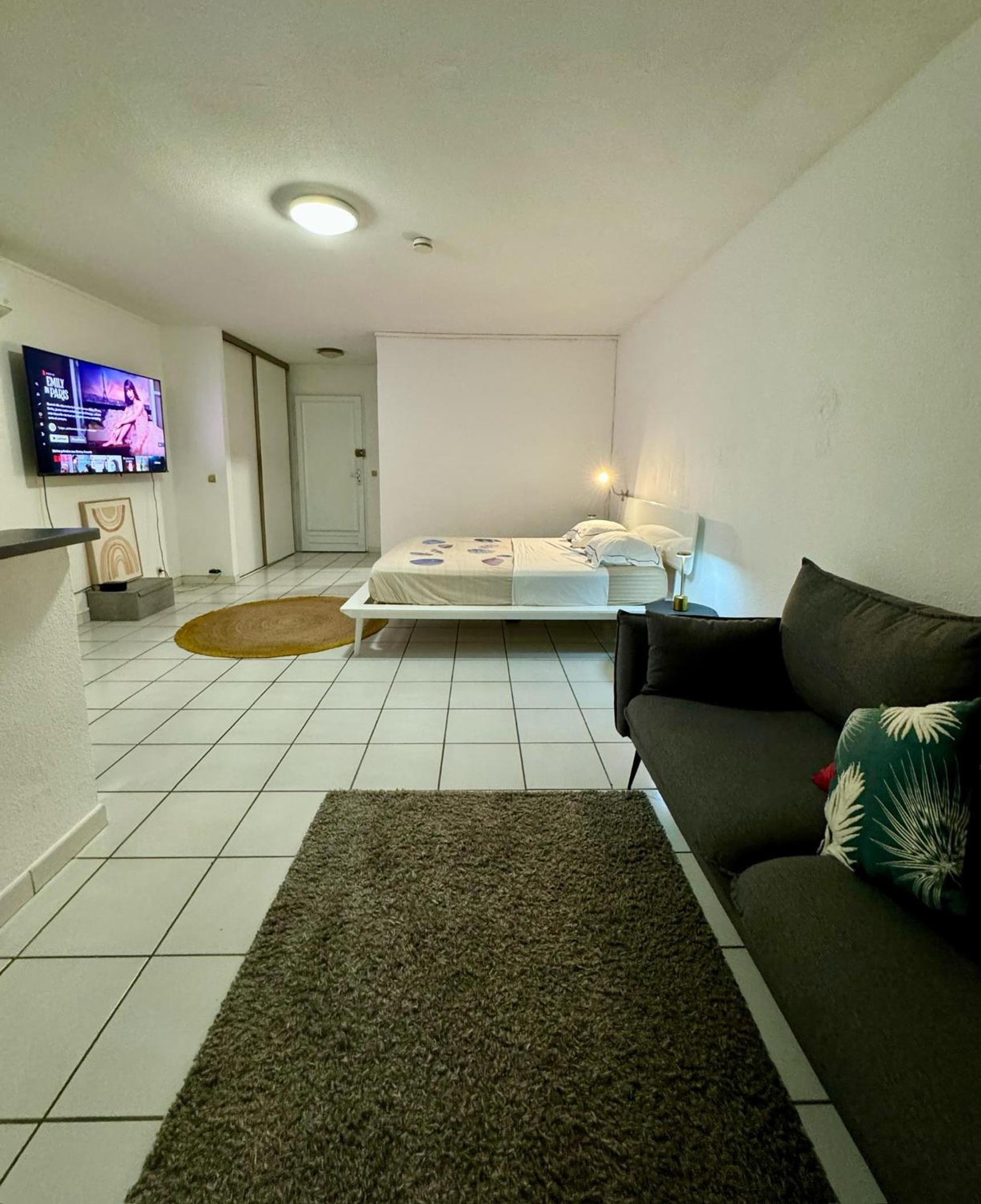 One-Bedroom Apartment photo 1