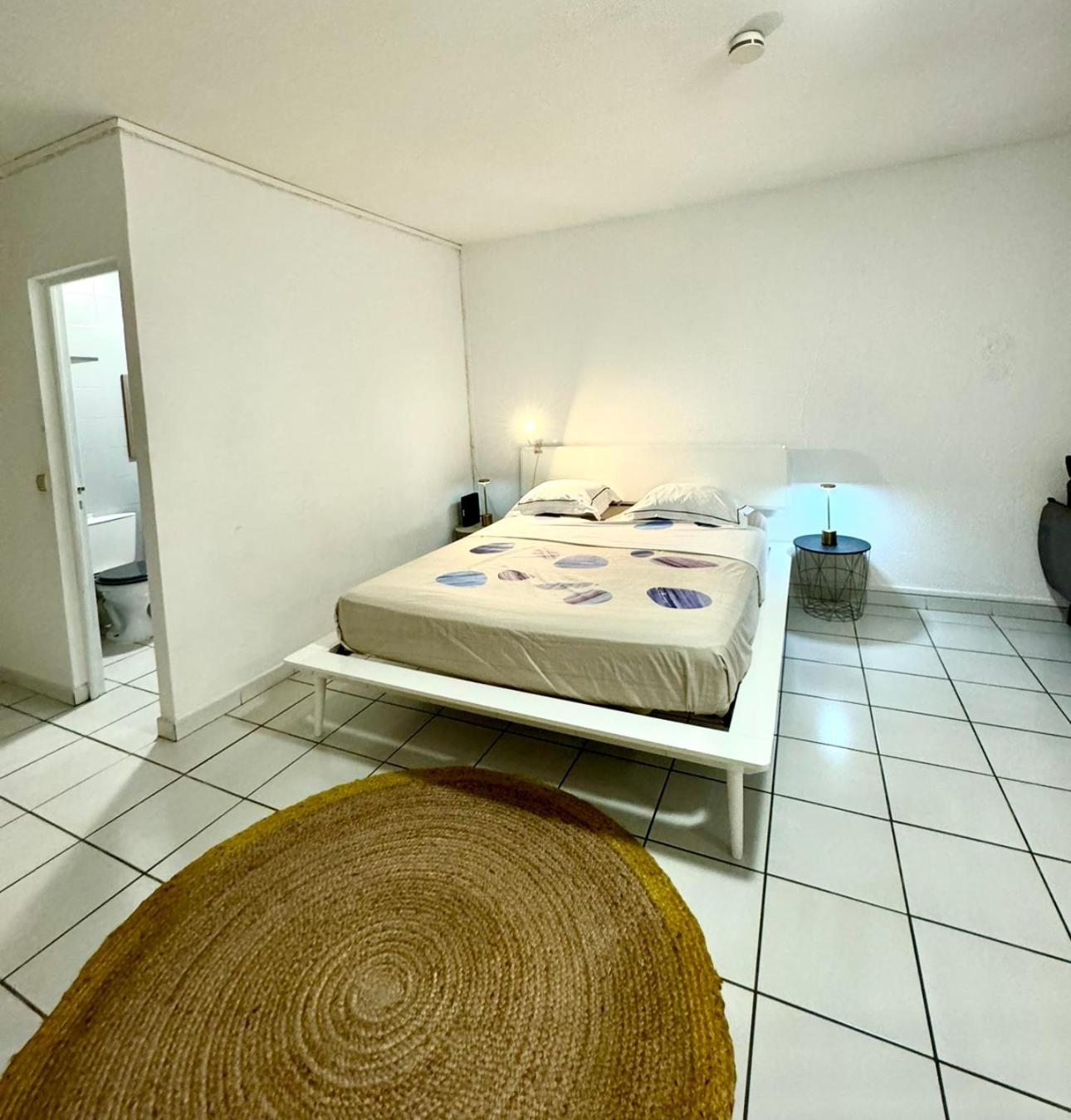 One-Bedroom Apartment photo 3