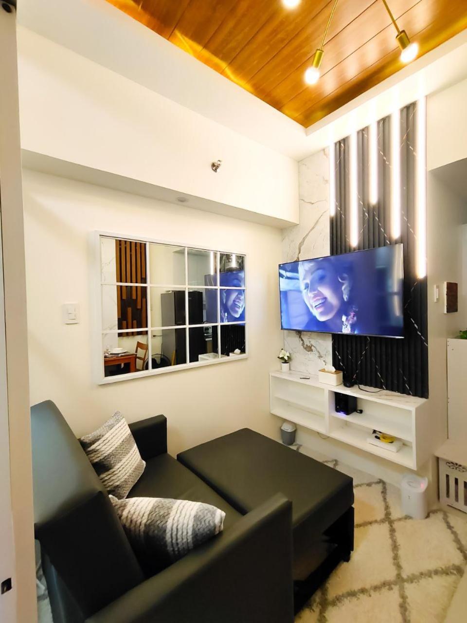 Family Room with Balcony photo 3