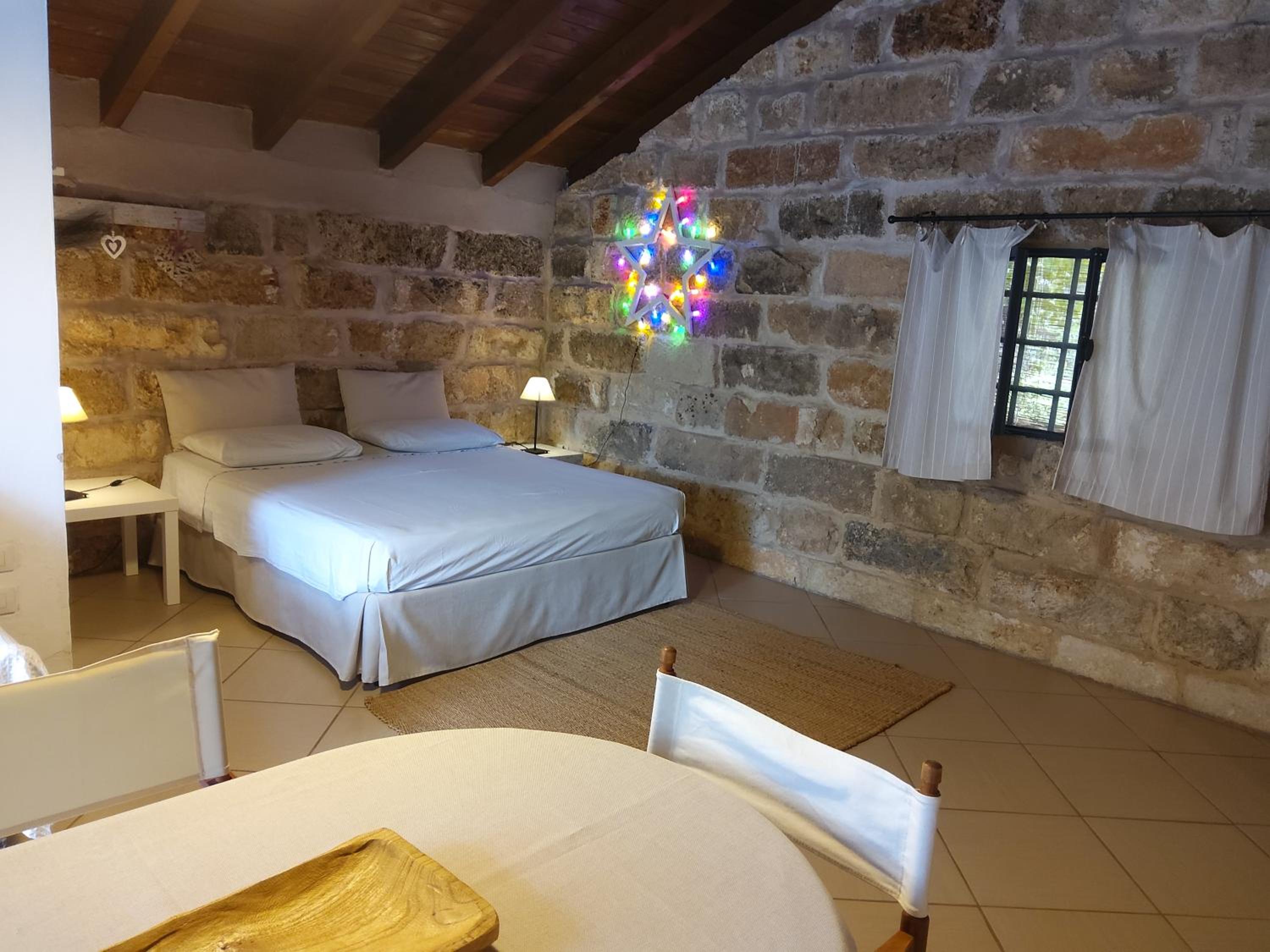 Deluxe Room - Photo 12
