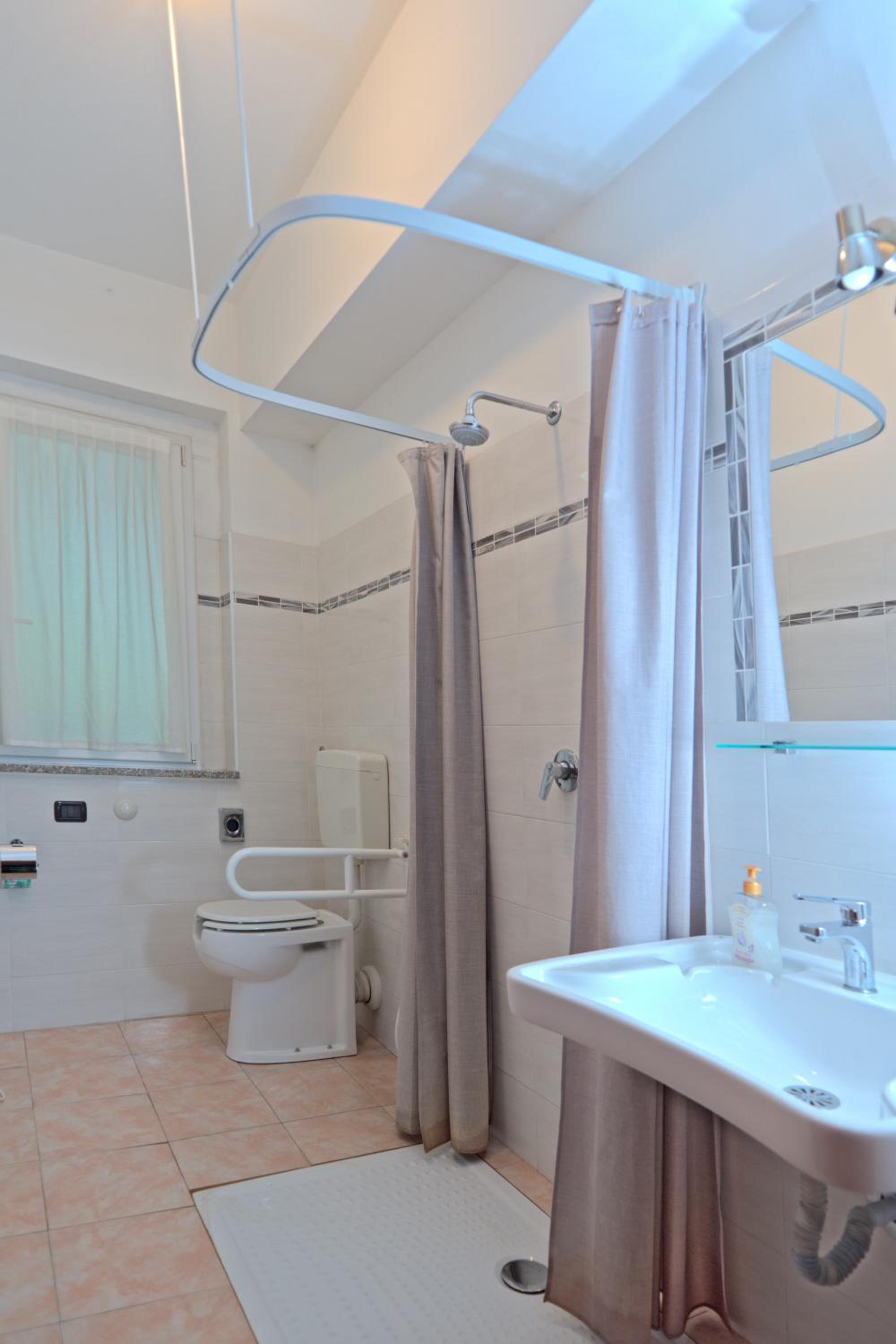 Double or Twin Room - Disability Access photo 2