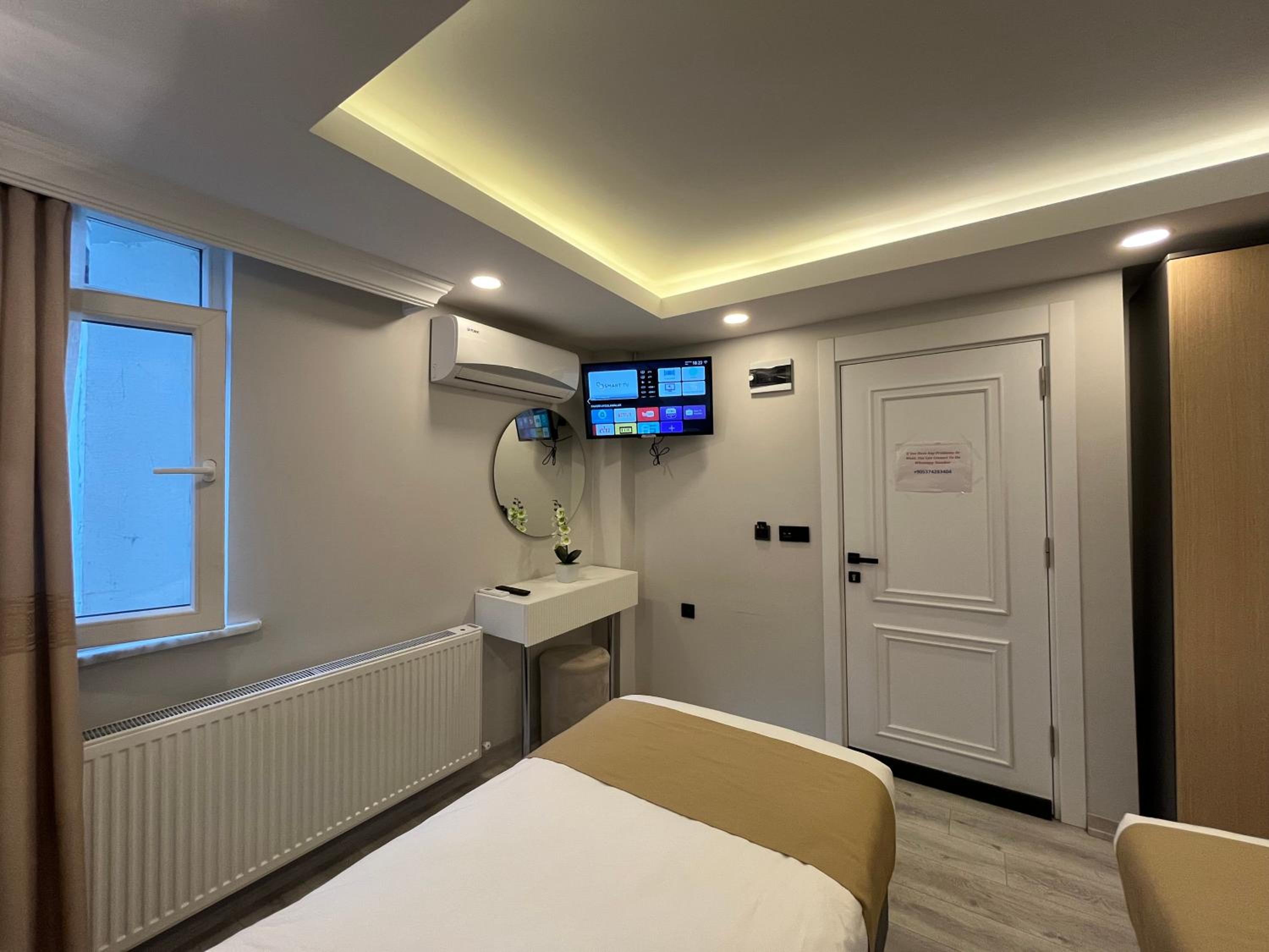Economy Triple Room photo 3