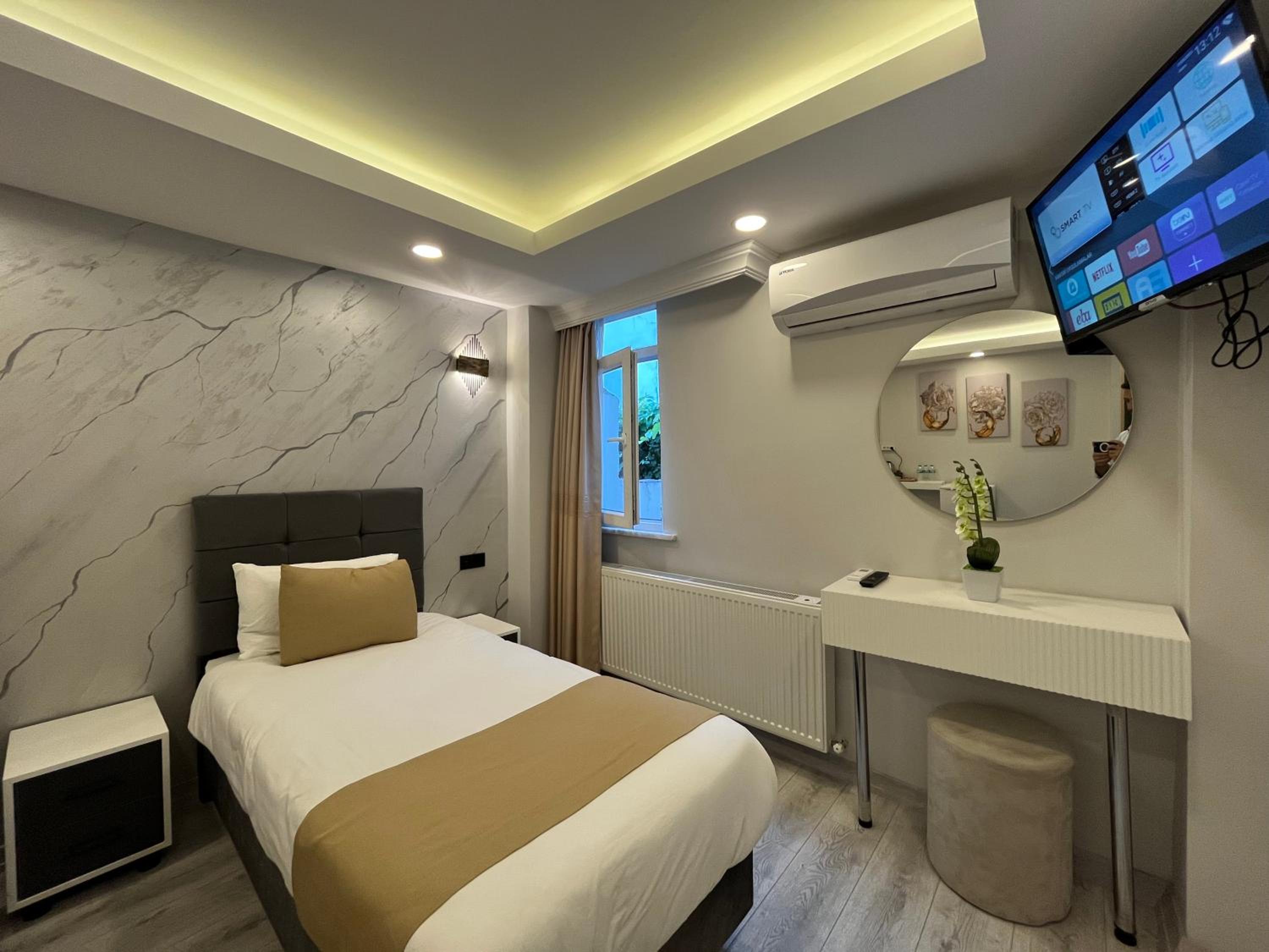 Economy Triple Room photo 2