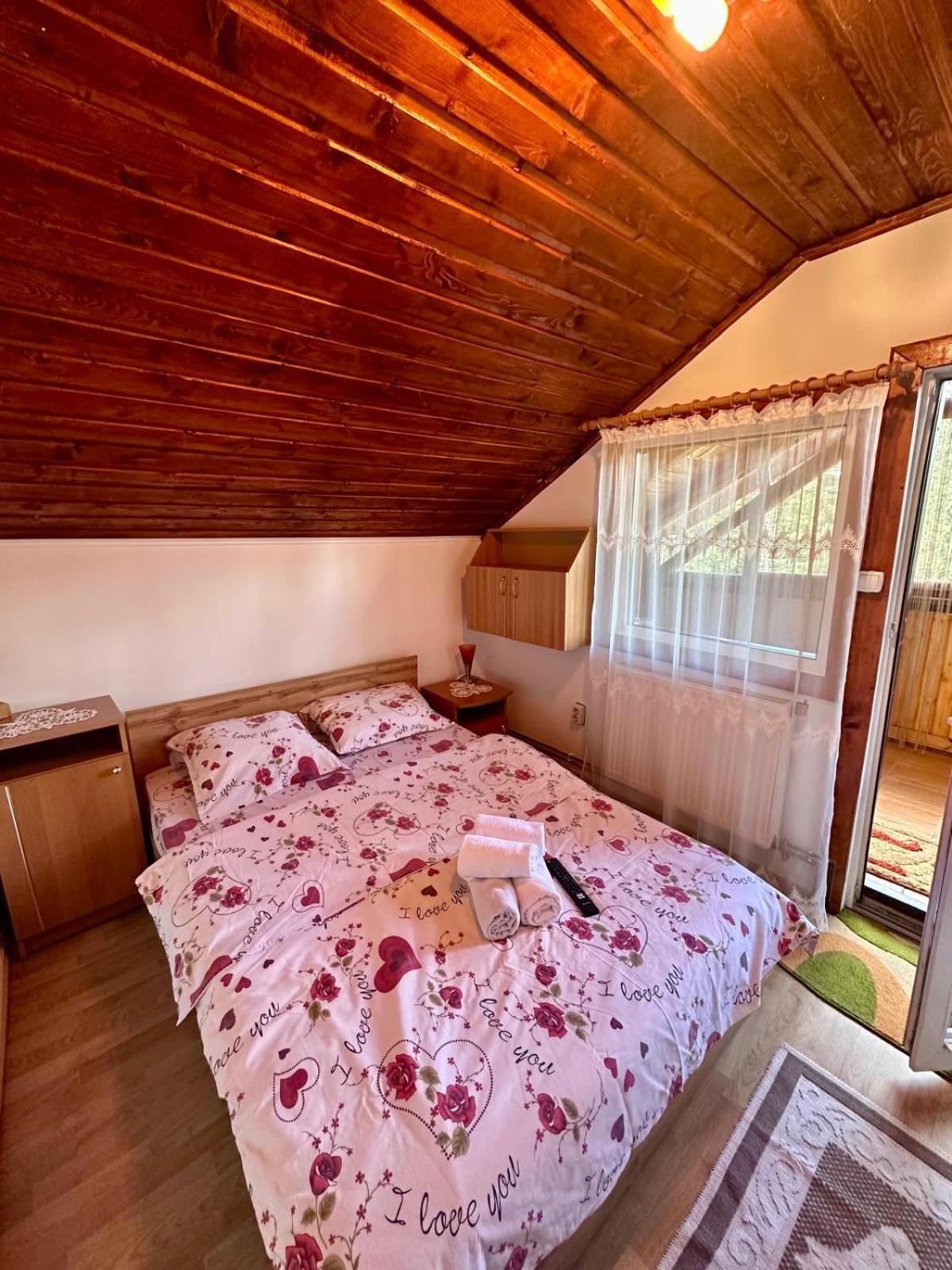 Double Room with Shared Bathroom photo 2