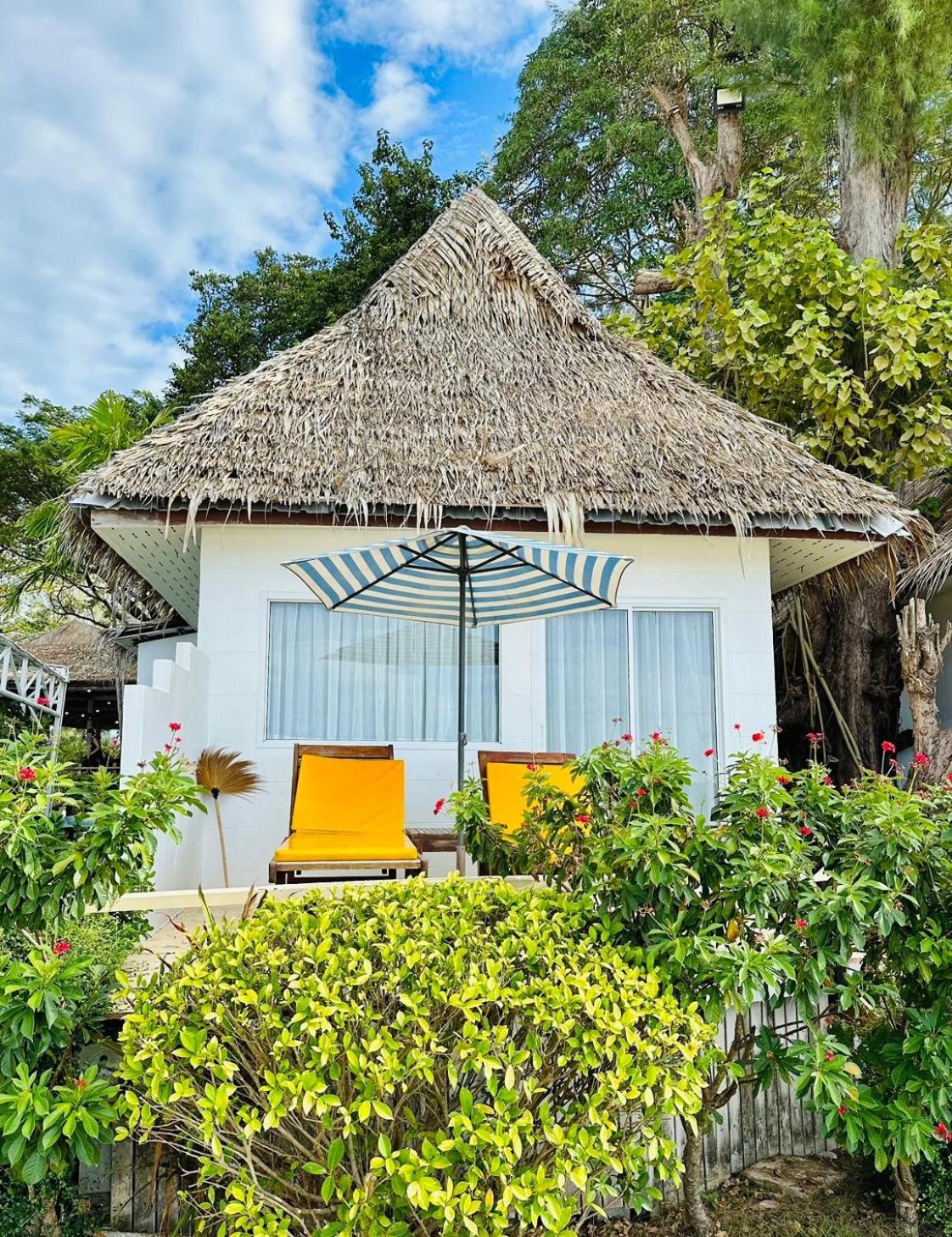 Deluxe Bungalow Beach Front photo 3