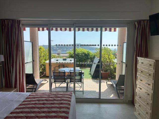 Double Prestige Room with Jacuzzi - Photo 1