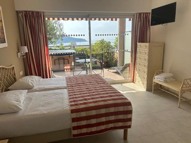 Double Prestige Room with Jacuzzi - Photo 3