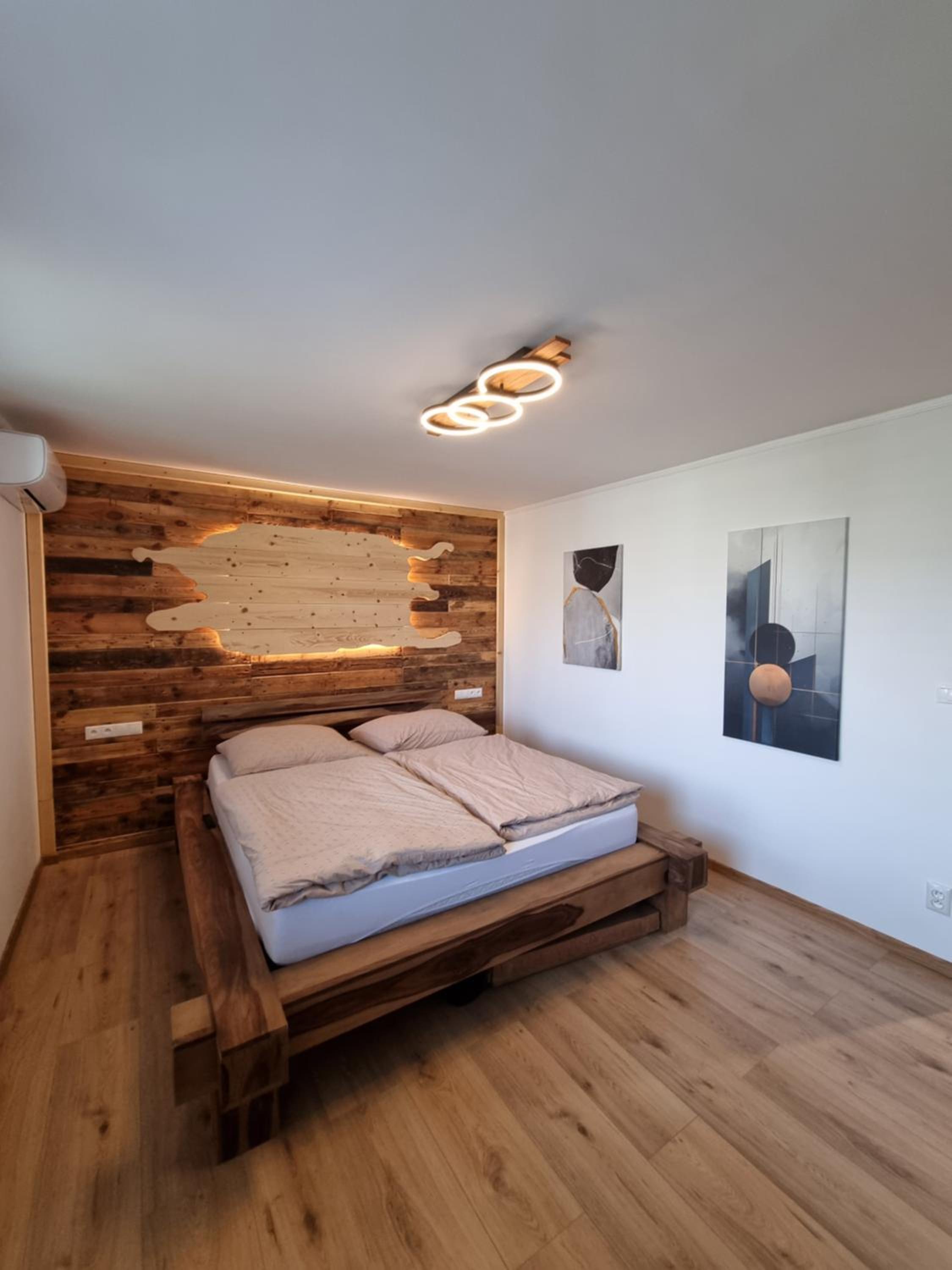 One-Bedroom Apartment photo 1